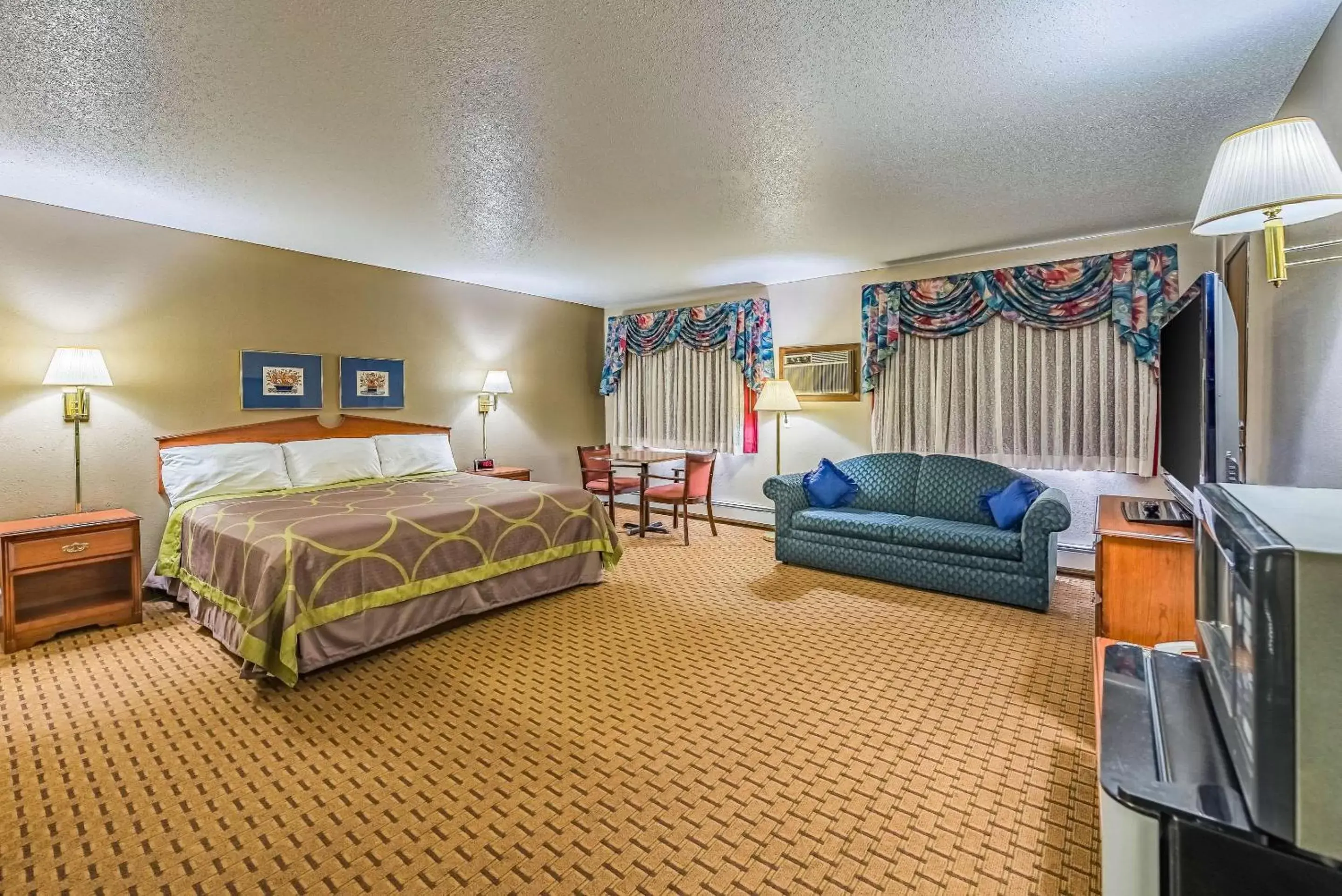 Photo of the whole room, Bed in Rodeway Inn