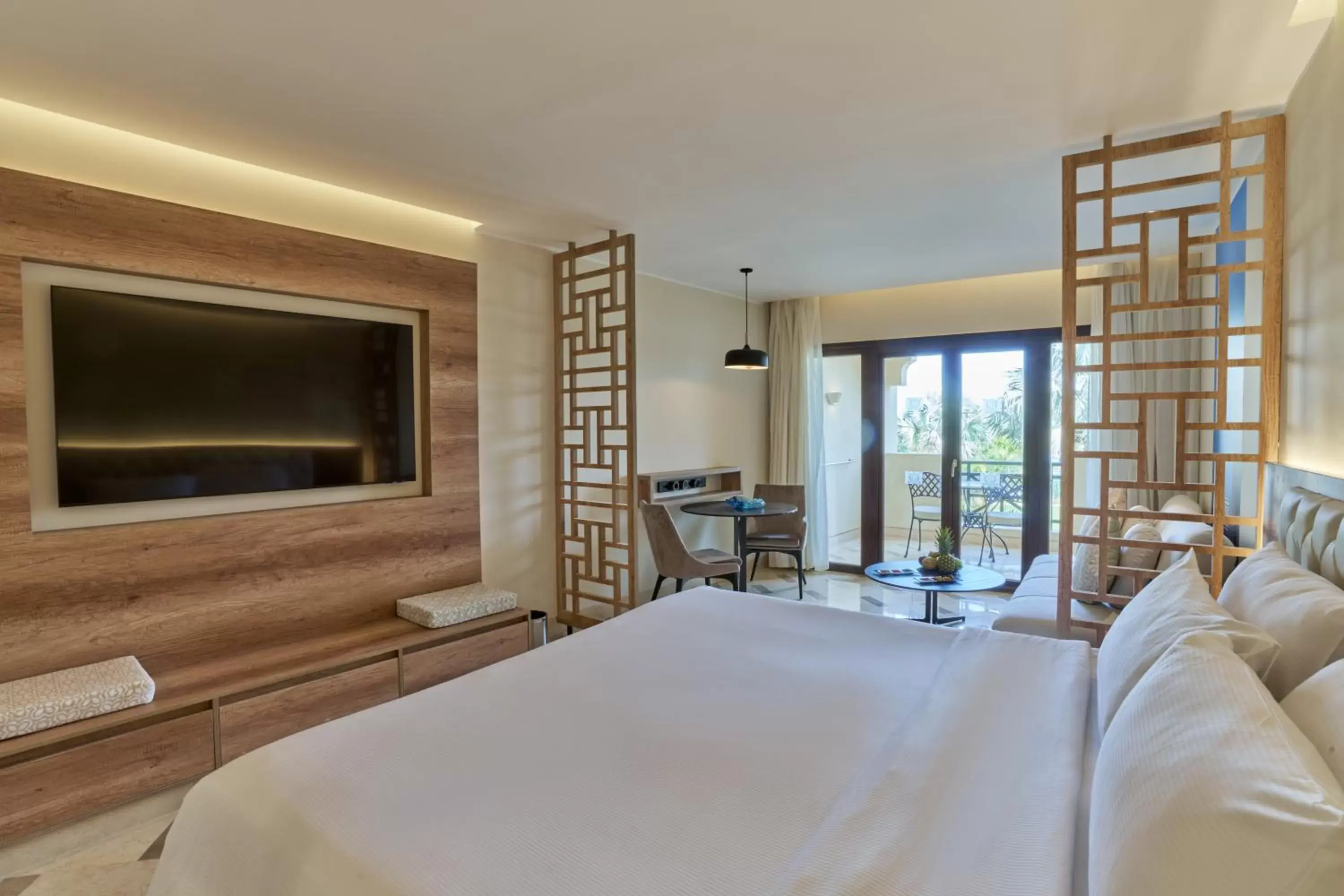 Bed, TV/Entertainment Center in Steigenberger Aldau Beach Hotel