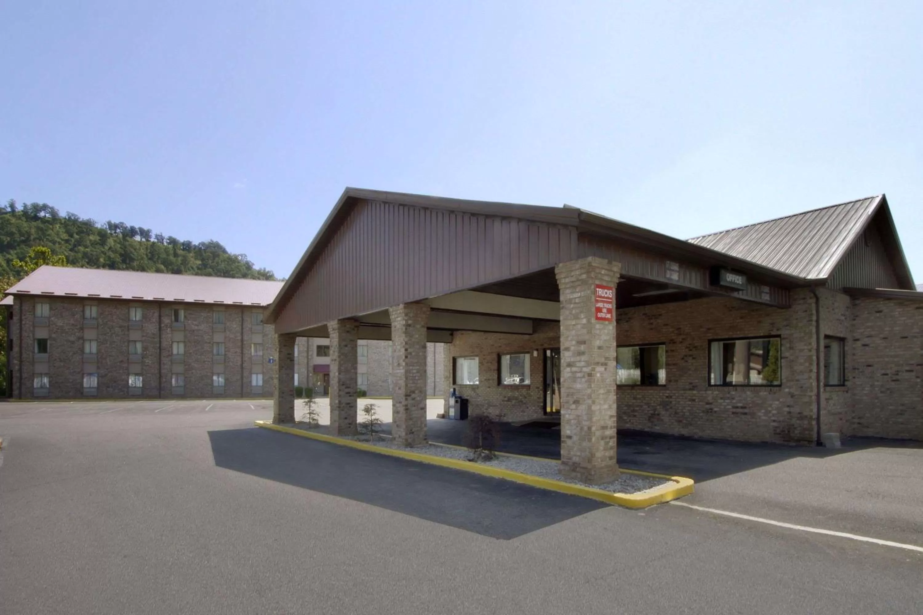 Property building in Comfort Inn Charleston South