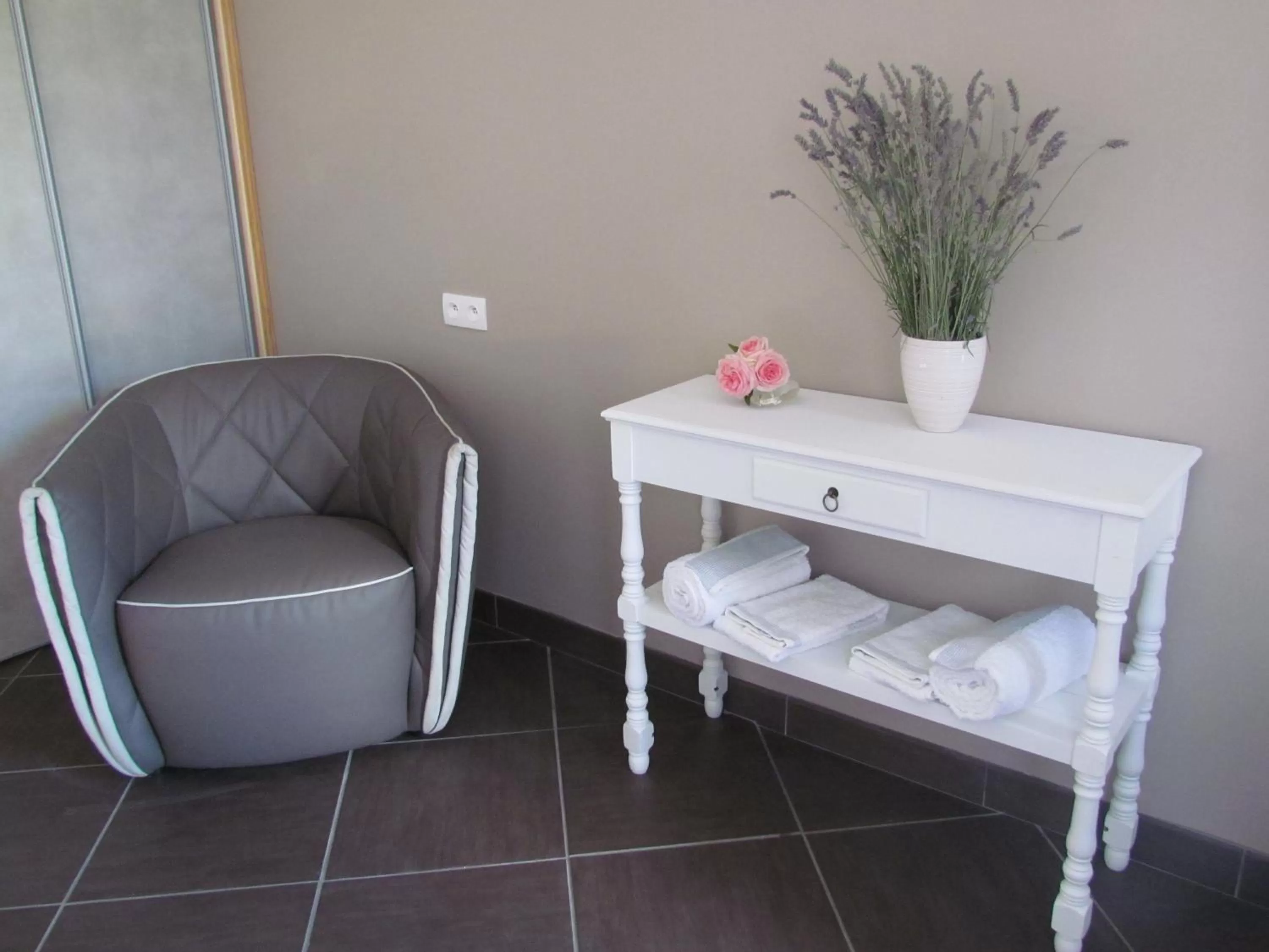 Decorative detail in Les Arums de Fondeminjean