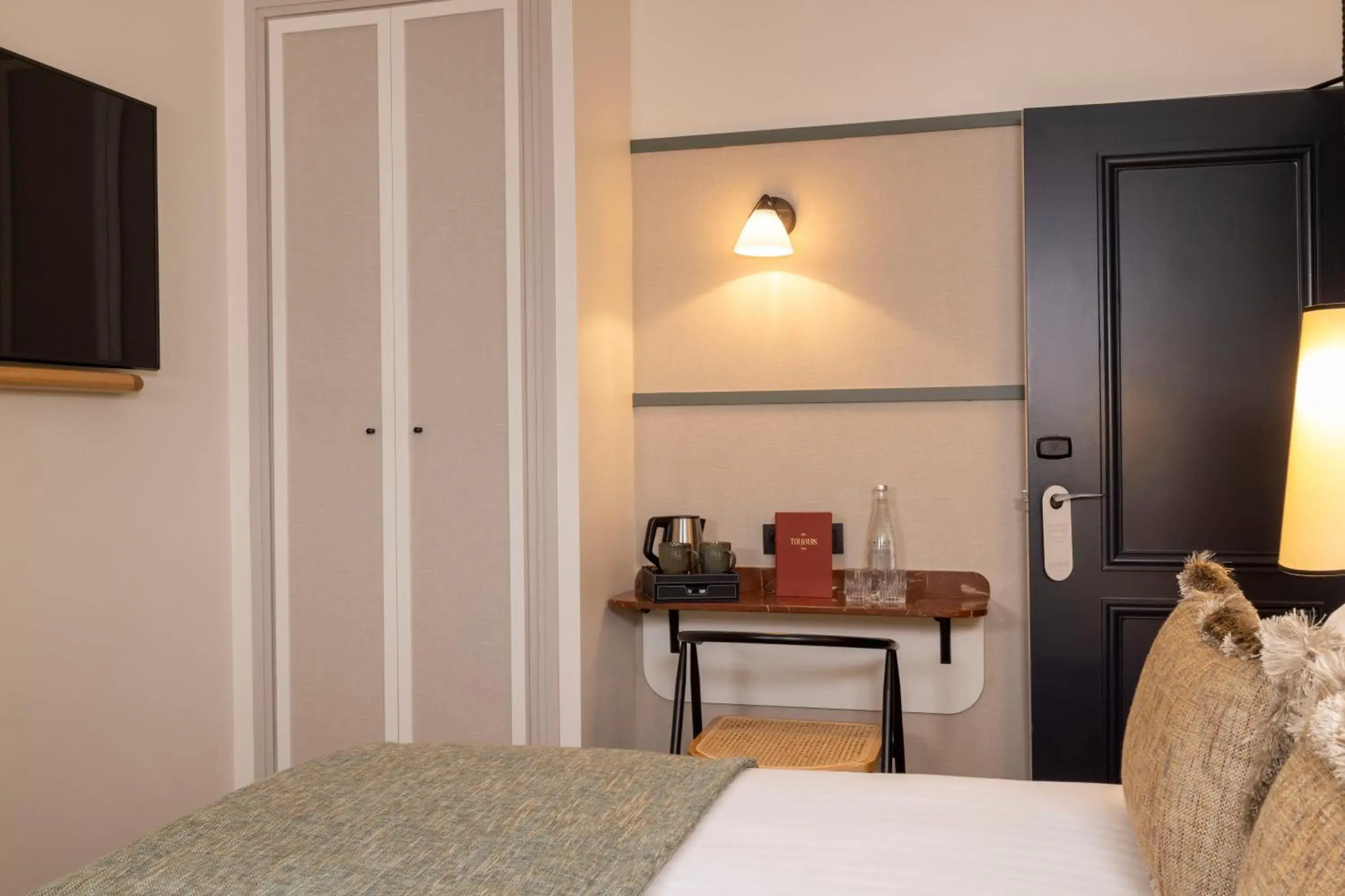 Toilet, Bed in Hôtel Toujours & Spa