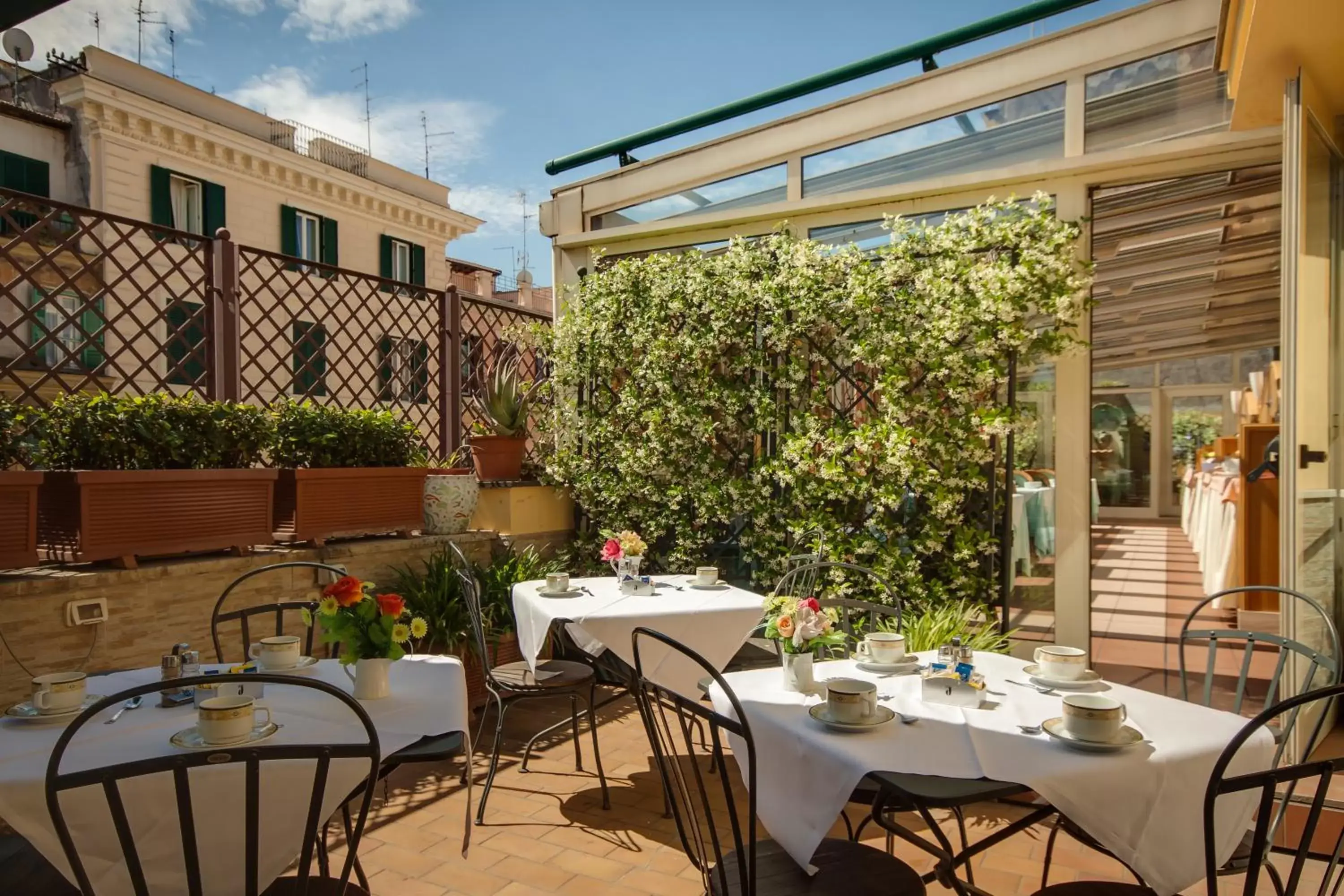 Restaurant/Places to Eat in Hotel Borromeo