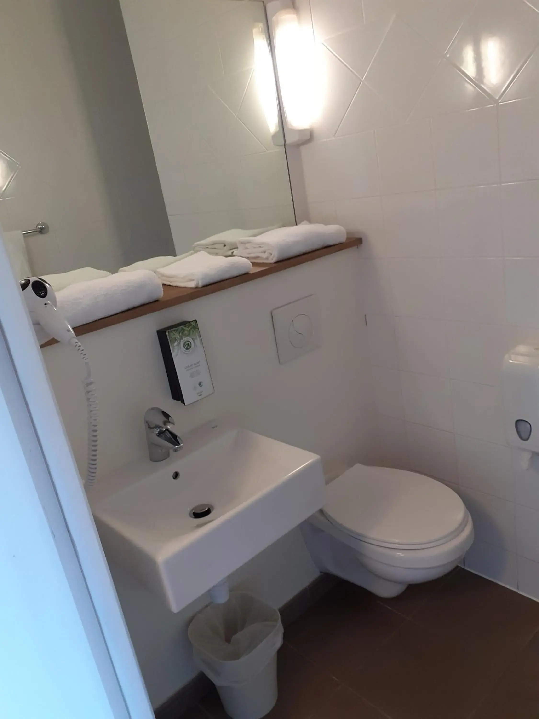 Property building, Bathroom in Kyriad Carcassonne - Aéroport
