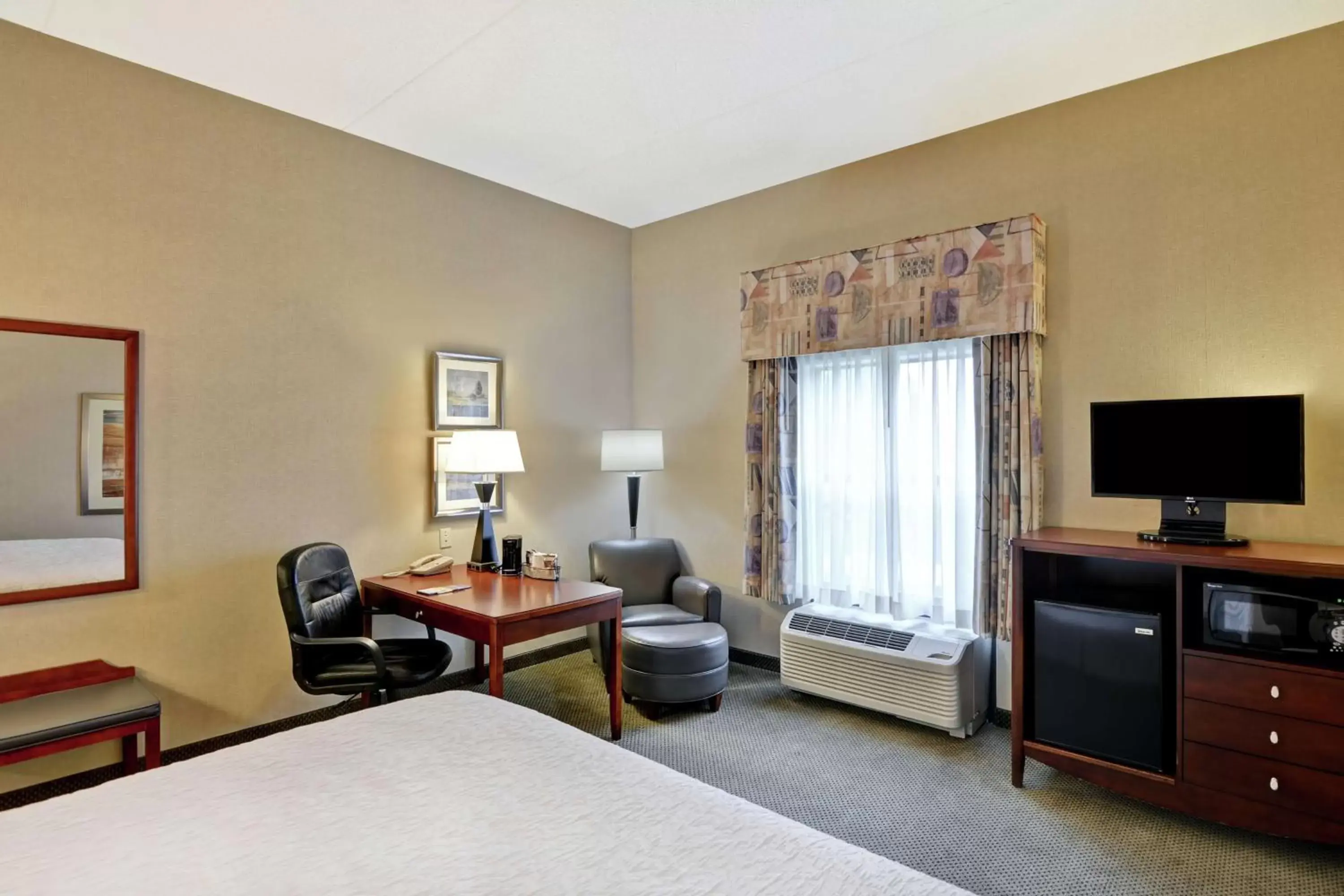 Bedroom, TV/Entertainment Center in Hampton Inn Sayre