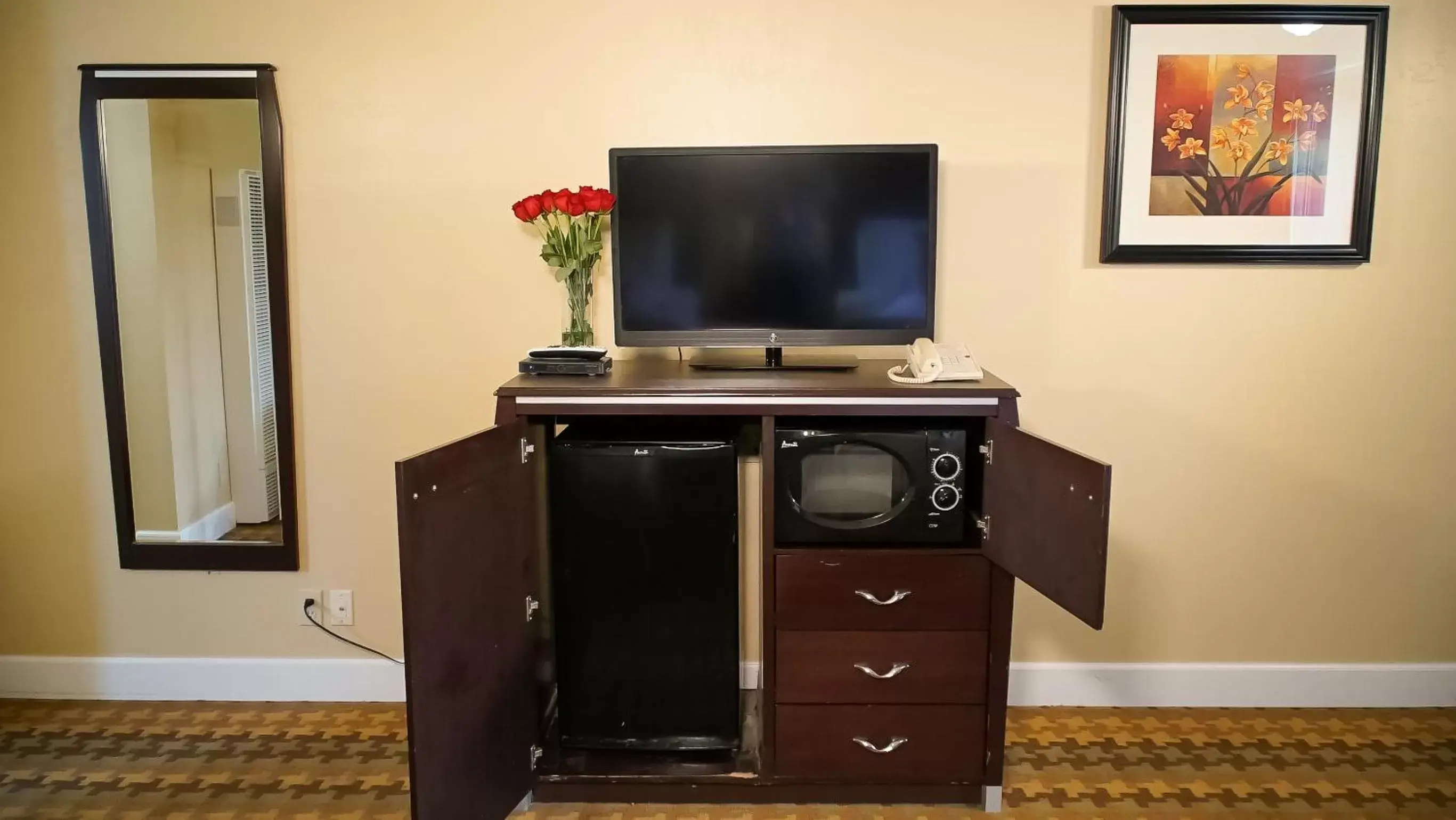 Bedroom, TV/Entertainment Center in Silver Surf Motel