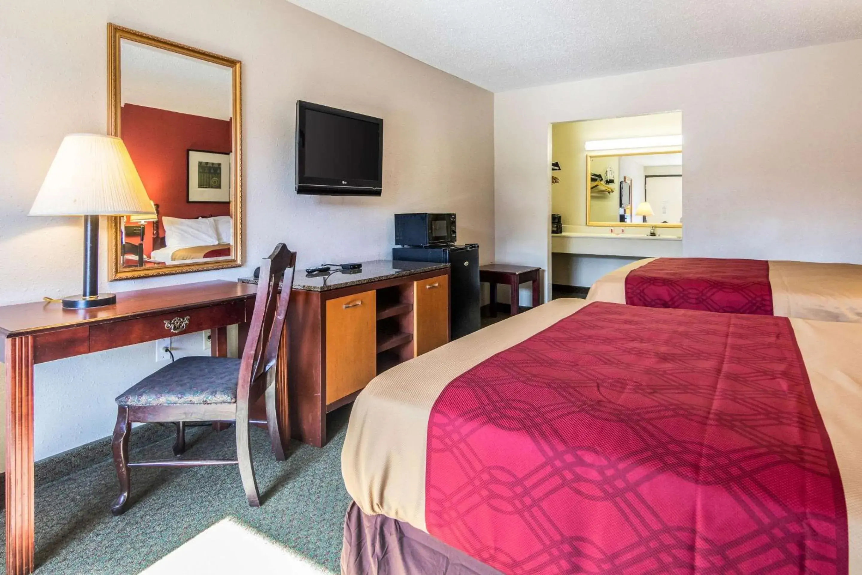 Photo of the whole room, TV/Entertainment Center in Econo Lodge Inn & Suites Conference Center Dublin