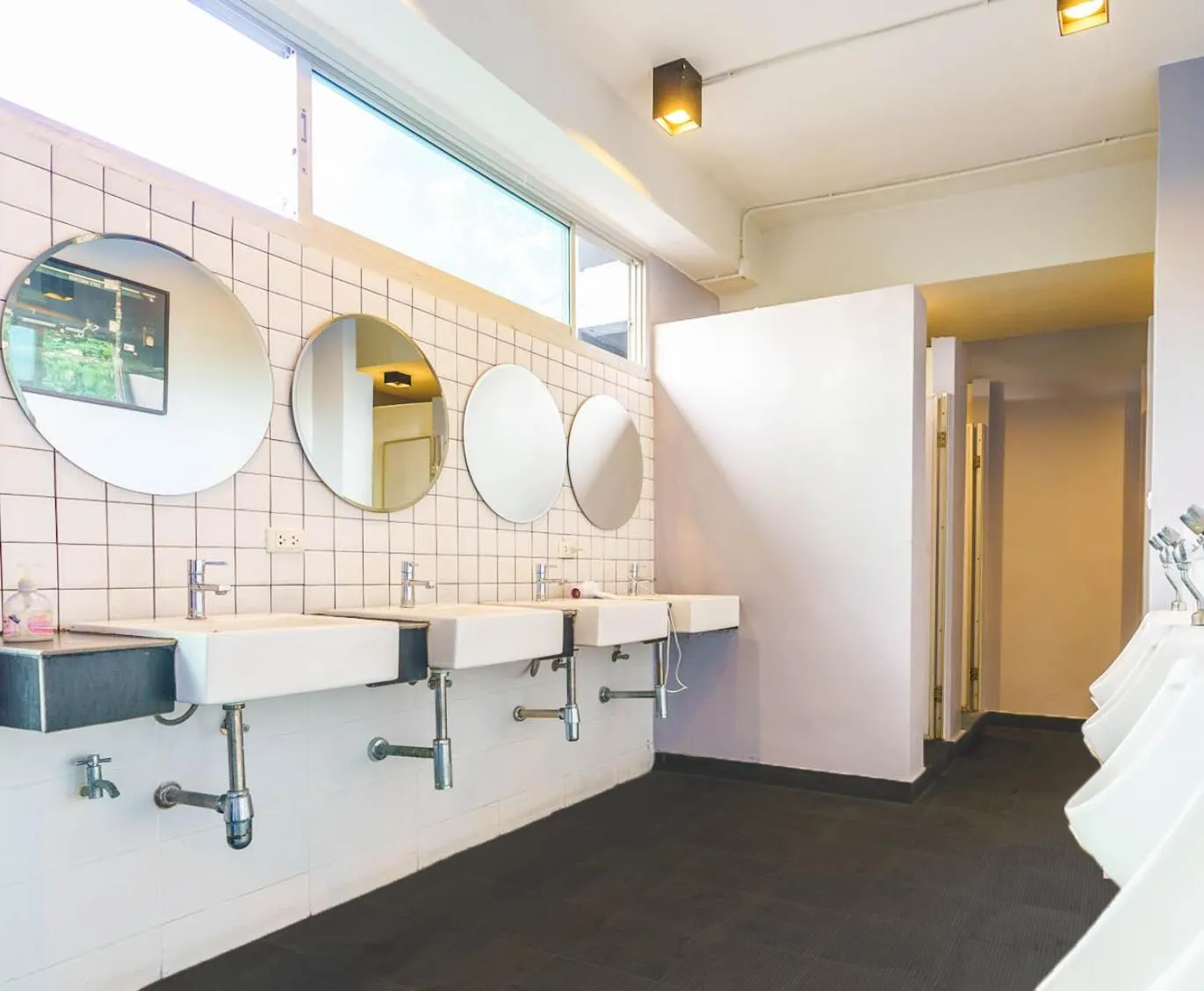 Bathroom in CheQinn Hostel - Sukhumvit 4 Nana Plaza