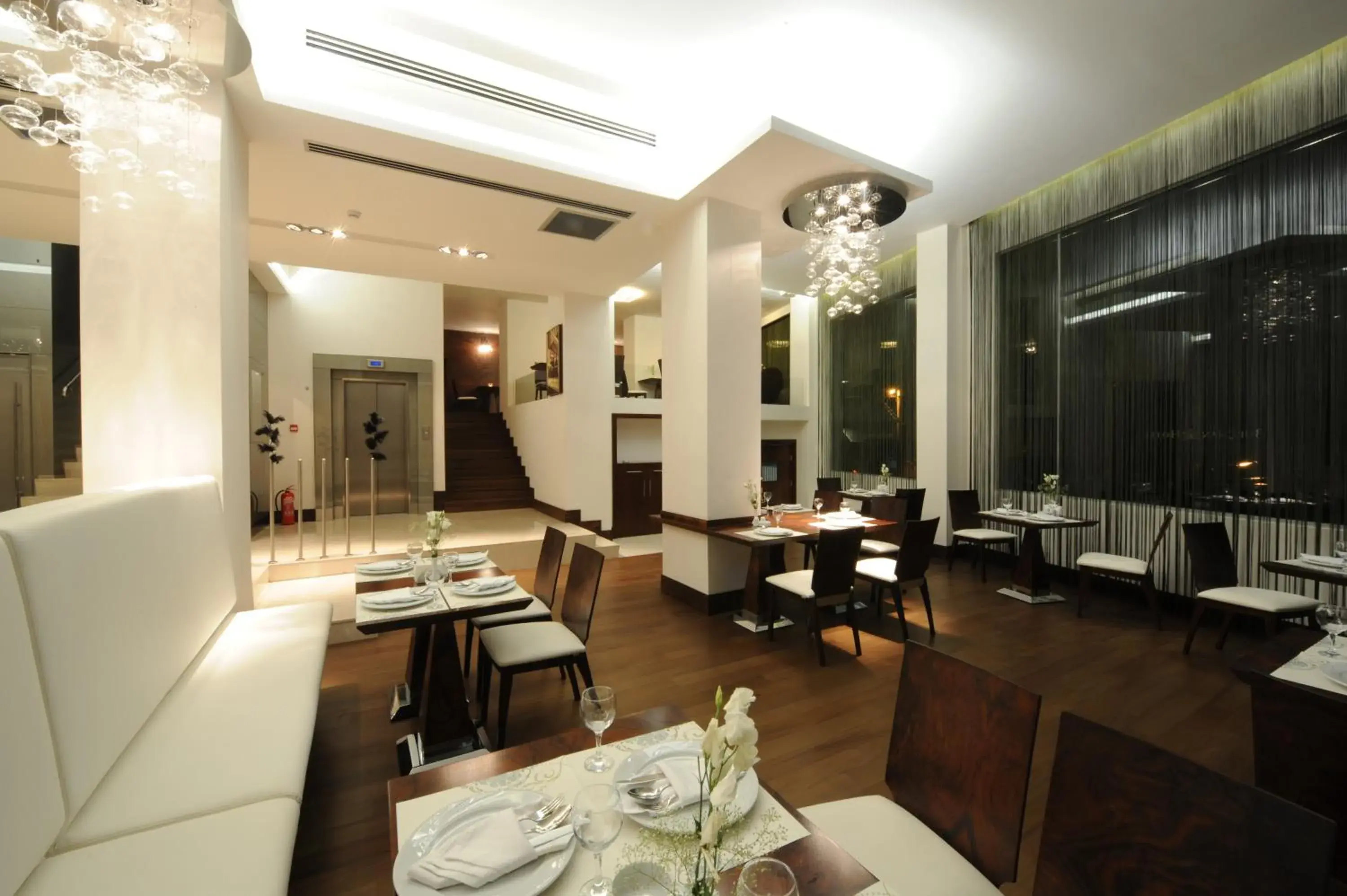 Restaurant/Places to Eat in Burcman Hotel