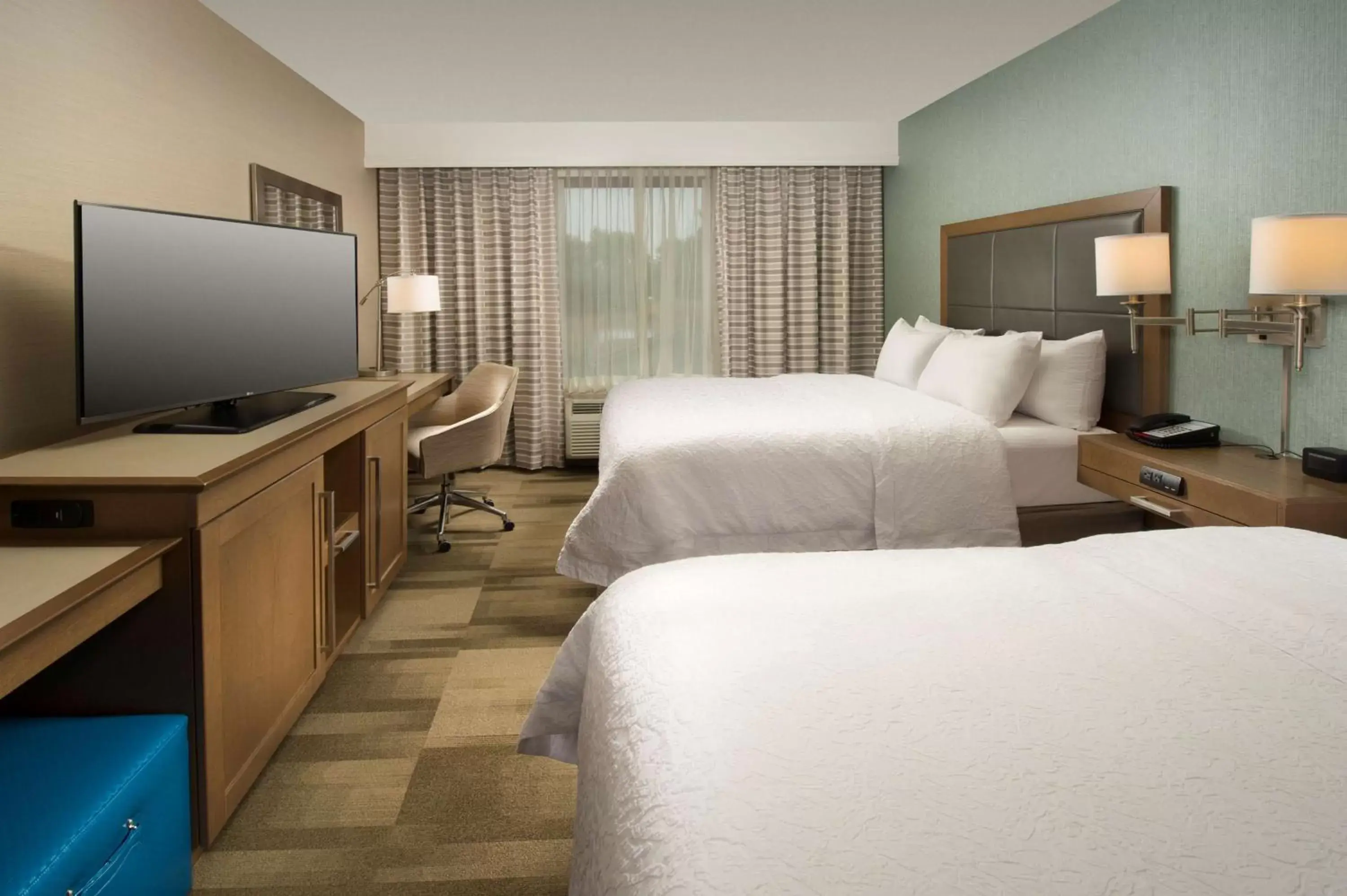 Bed, TV/Entertainment Center in Hampton Inn & Suites Syracuse/Carrier Circle