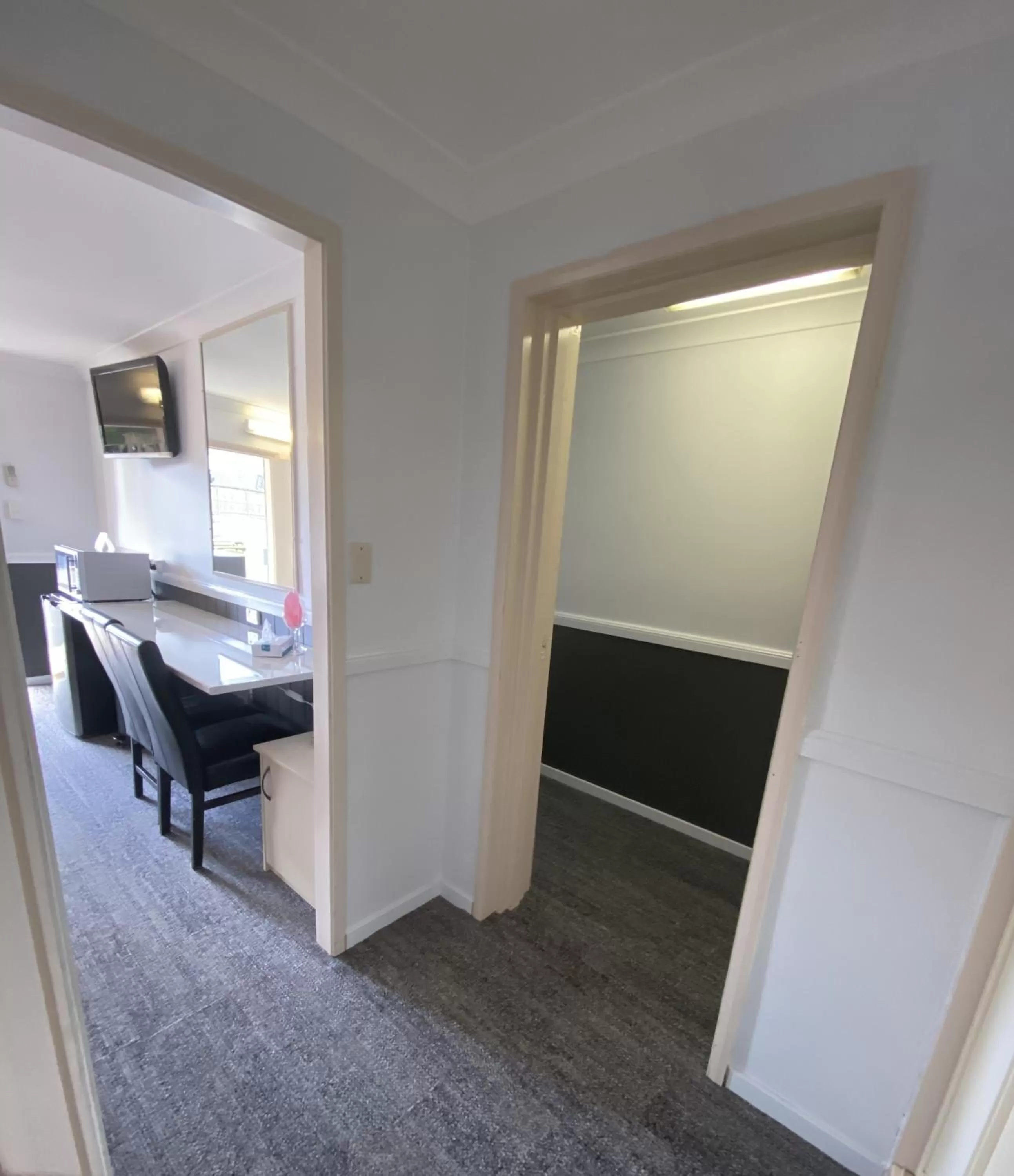 Bathroom in Centrepoint Midcity Motor Inn