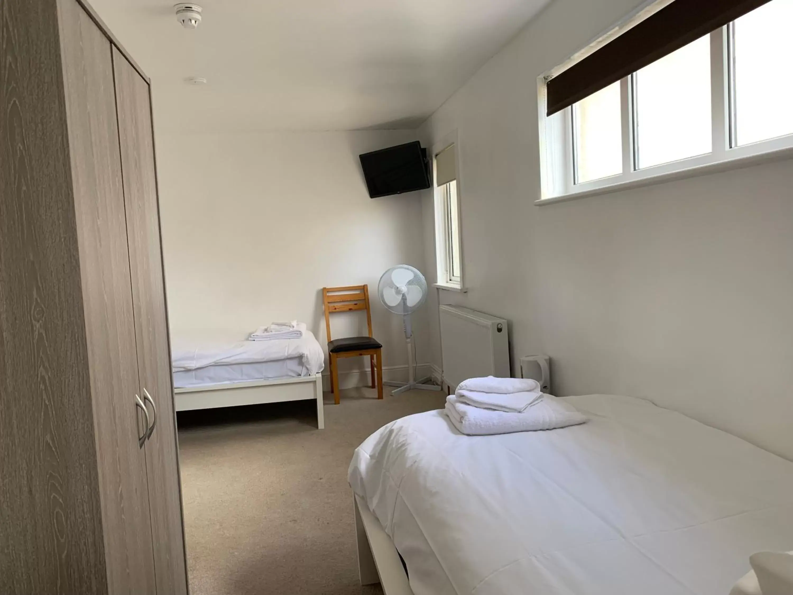 Bedroom, Bed in The Royal Clarence Hotel (on the Seafront)