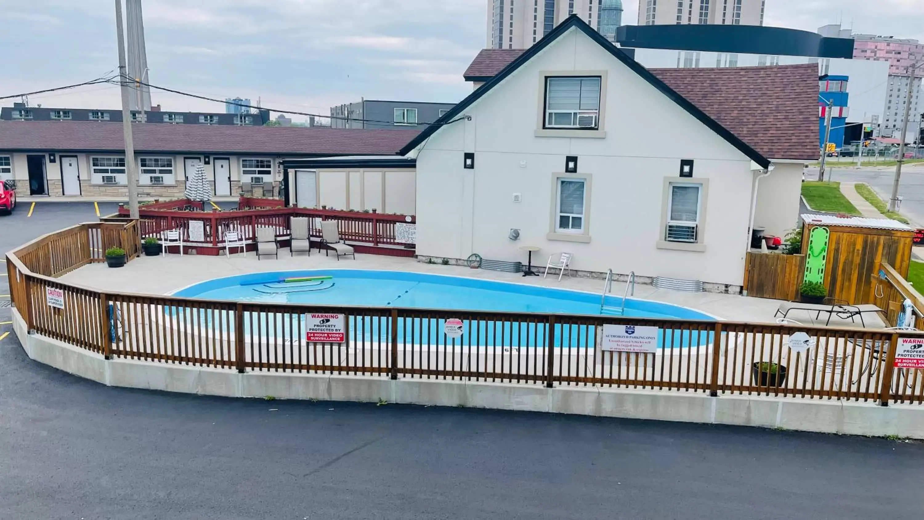 Property building, Swimming Pool in Falls Lodge by the Falls (Formerly Knights Inn)