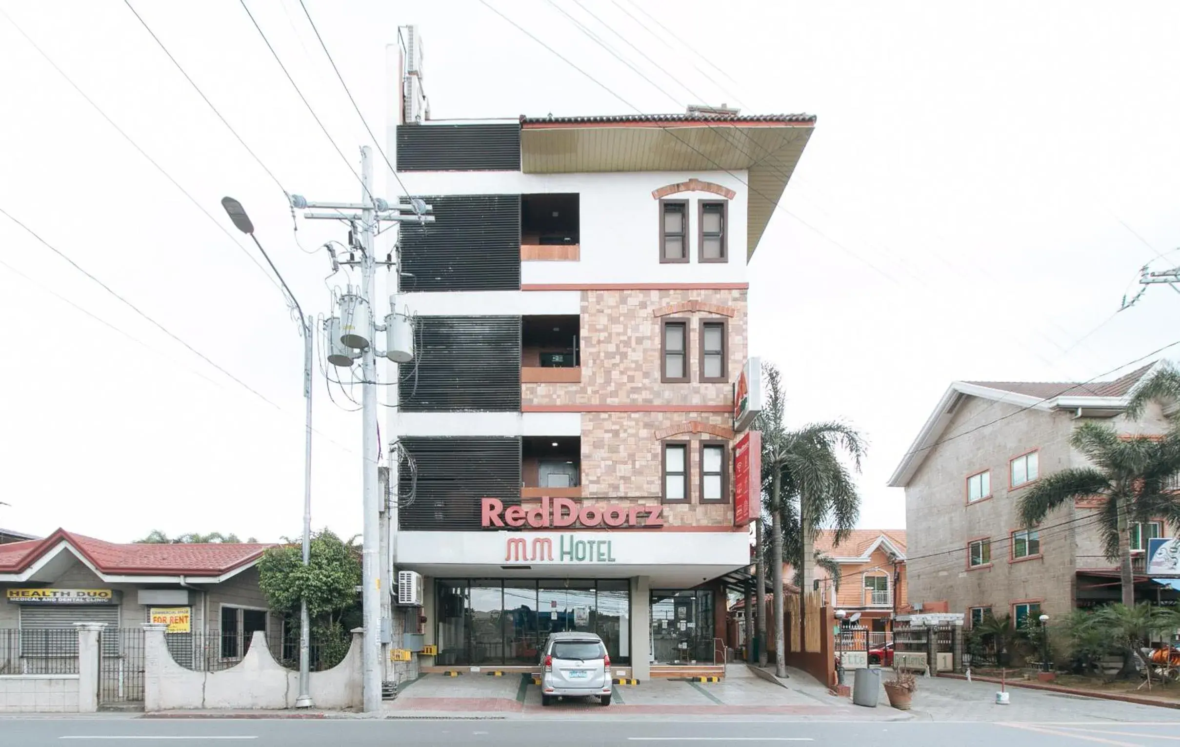 Property building in RedDoorz Plus near Bamboo Organ Las Piñas