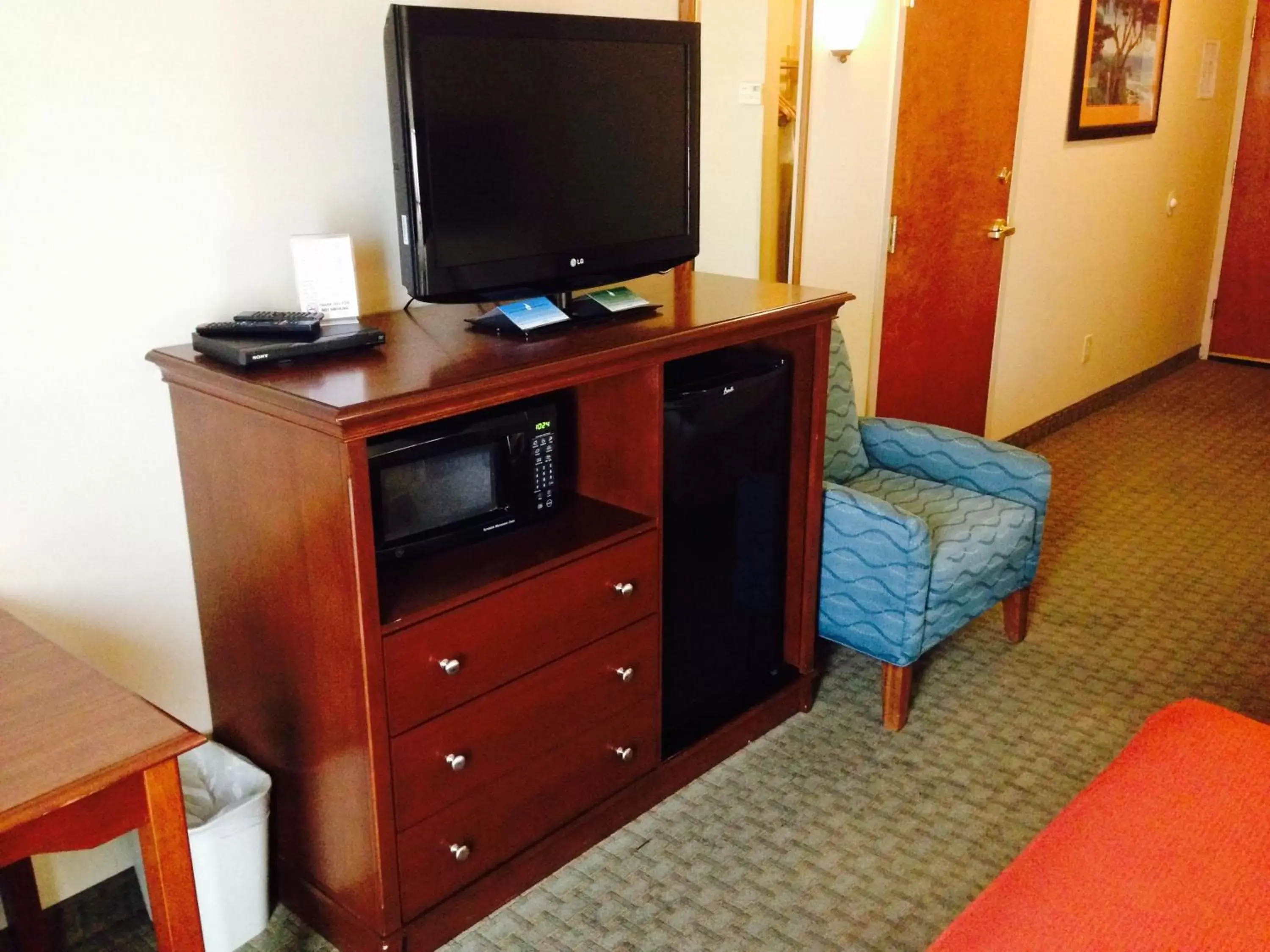 TV and multimedia, TV/Entertainment Center in Triple Play Resort Hotel & Suites