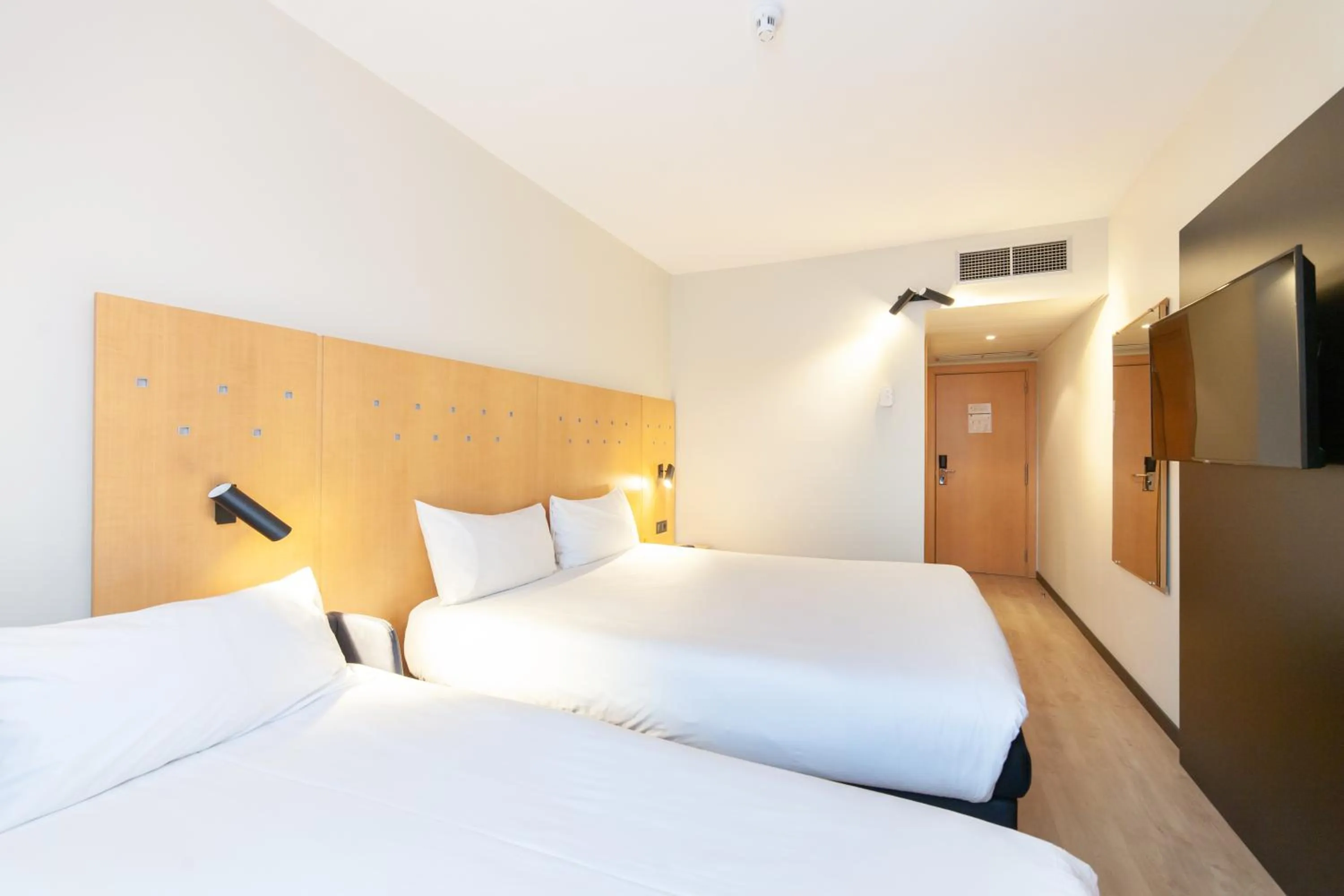 Photo of the whole room, Bed in Ibis Alcala de Henares La Garena