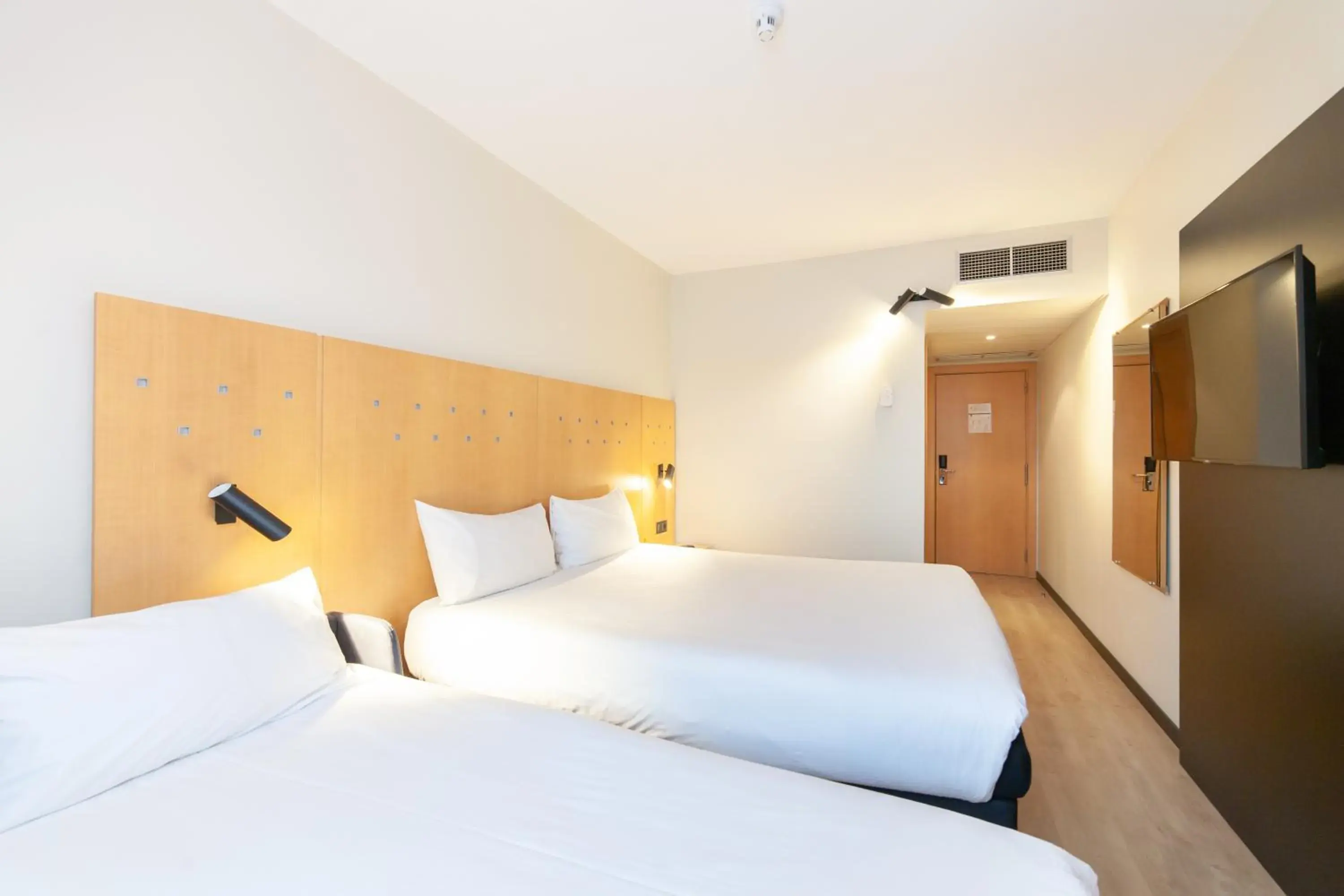 Photo of the whole room, Bed in  ibis Madrid Alcala de Henares La Garena