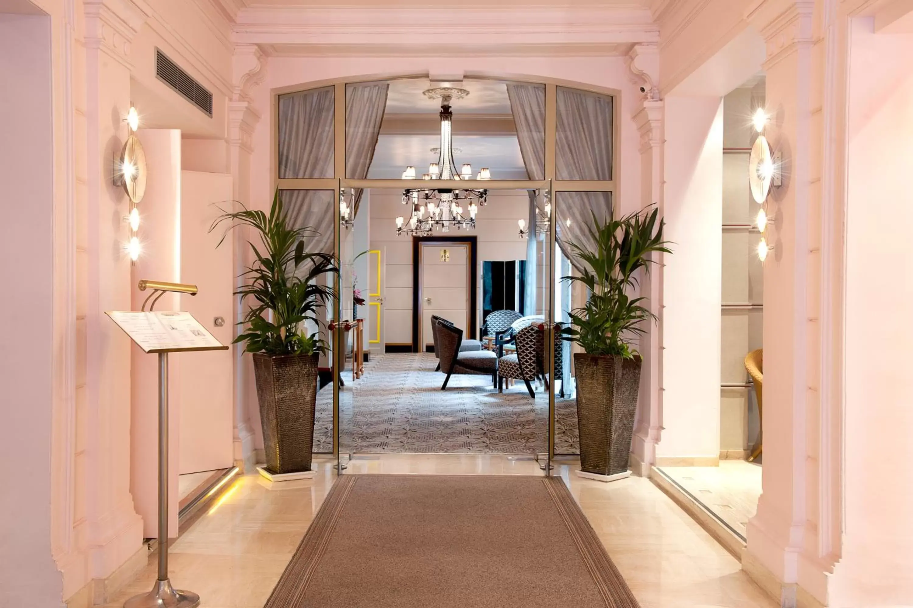 Lobby or reception in Hôtel Le Cardinal by Happyculture