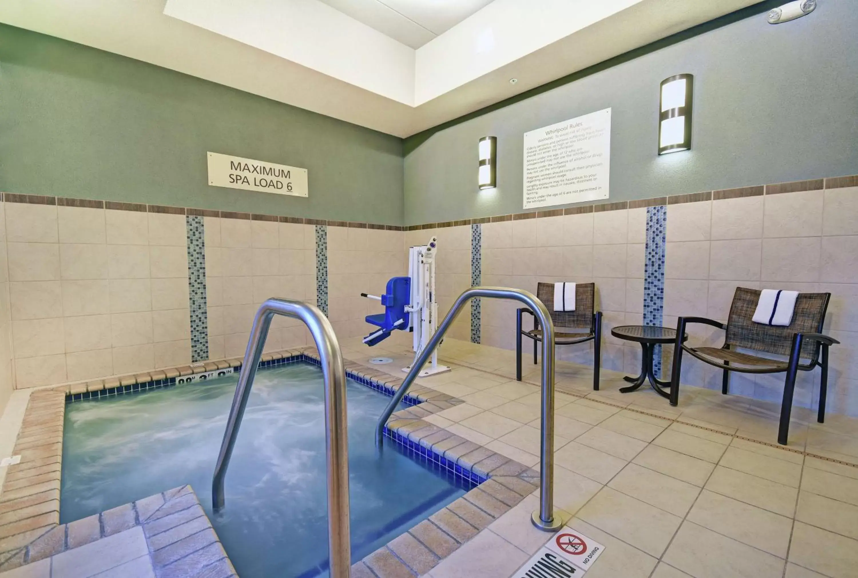 Hot Tub, Swimming Pool in Hampton Inn & Suites Milwaukee/Franklin