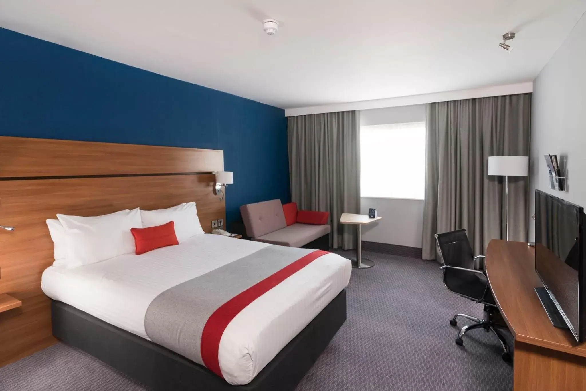 Photo of the whole room, Bed in Holiday Inn Express Birmingham Star City, an IHG Hotel