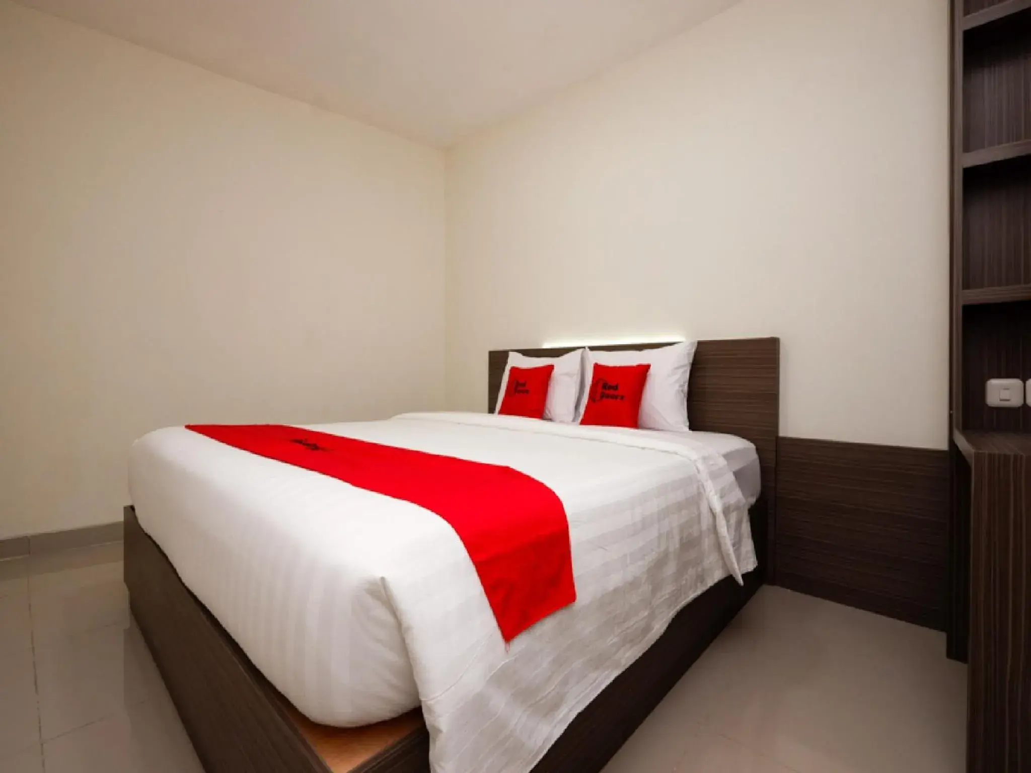 Bedroom, Bed in RedDoorz Plus near Paragon Mall Semarang