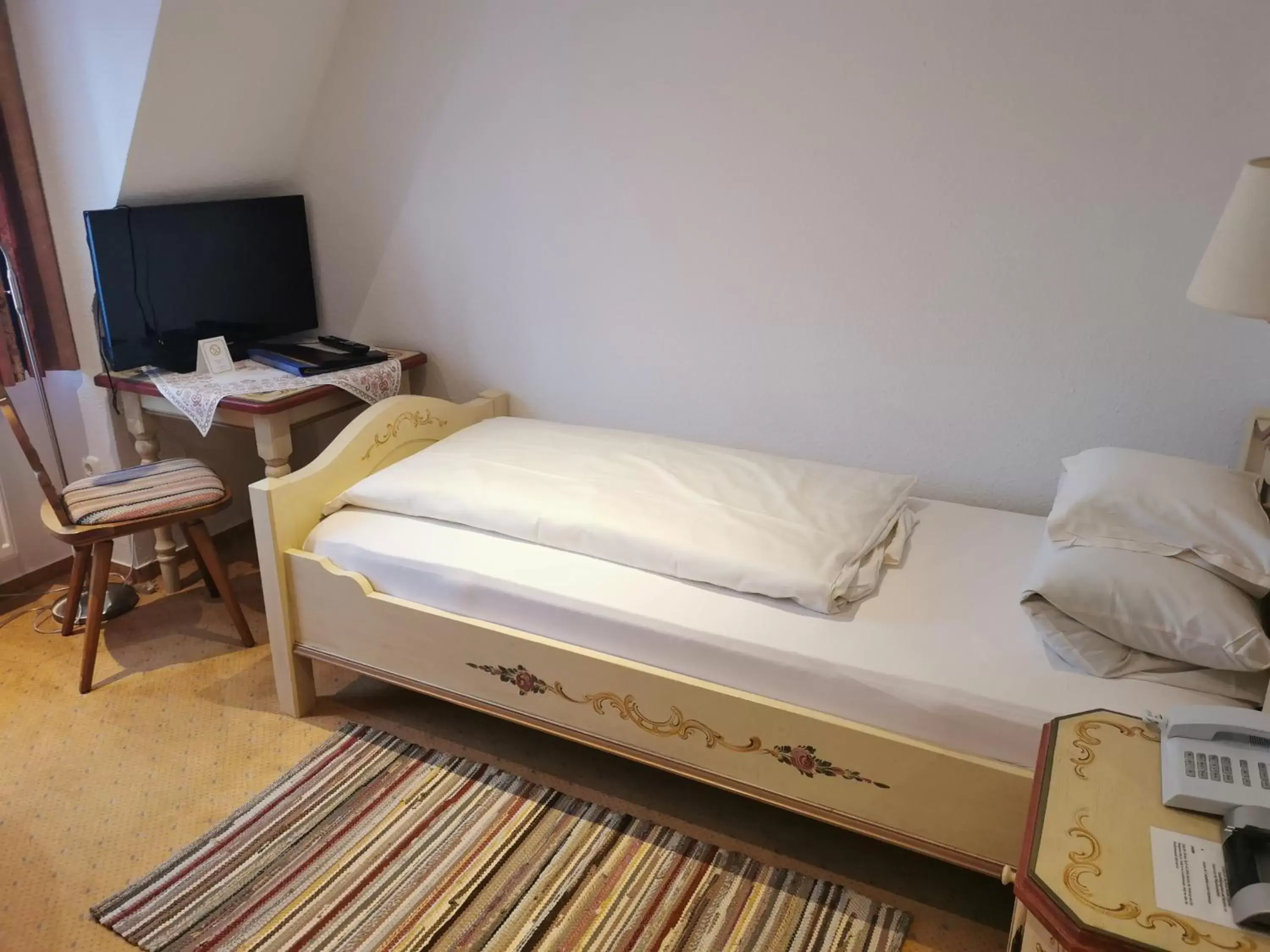 Photo of the whole room, Bed in Tilman Riemenschneider