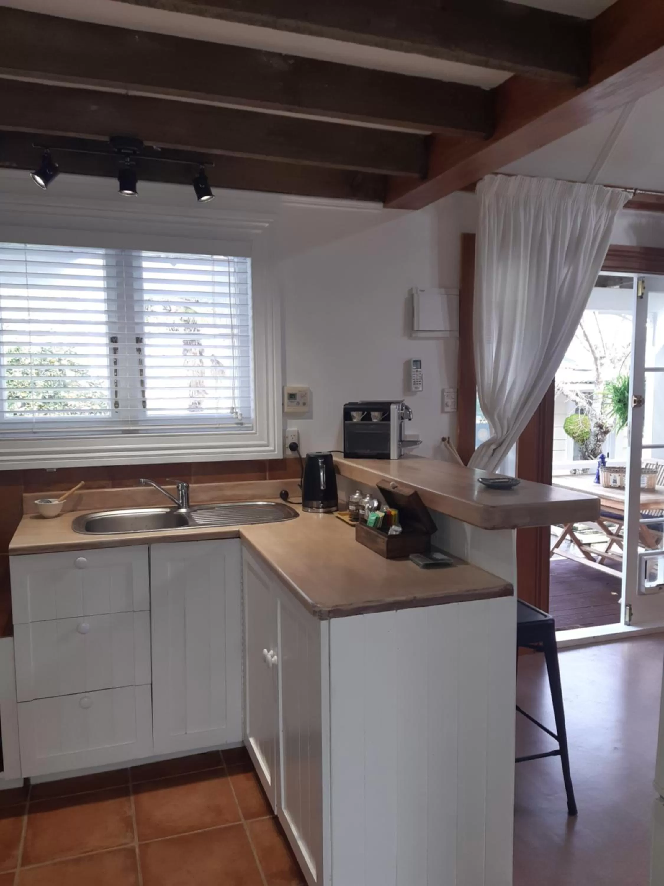 Coffee/tea facilities in Harbour View Cottage