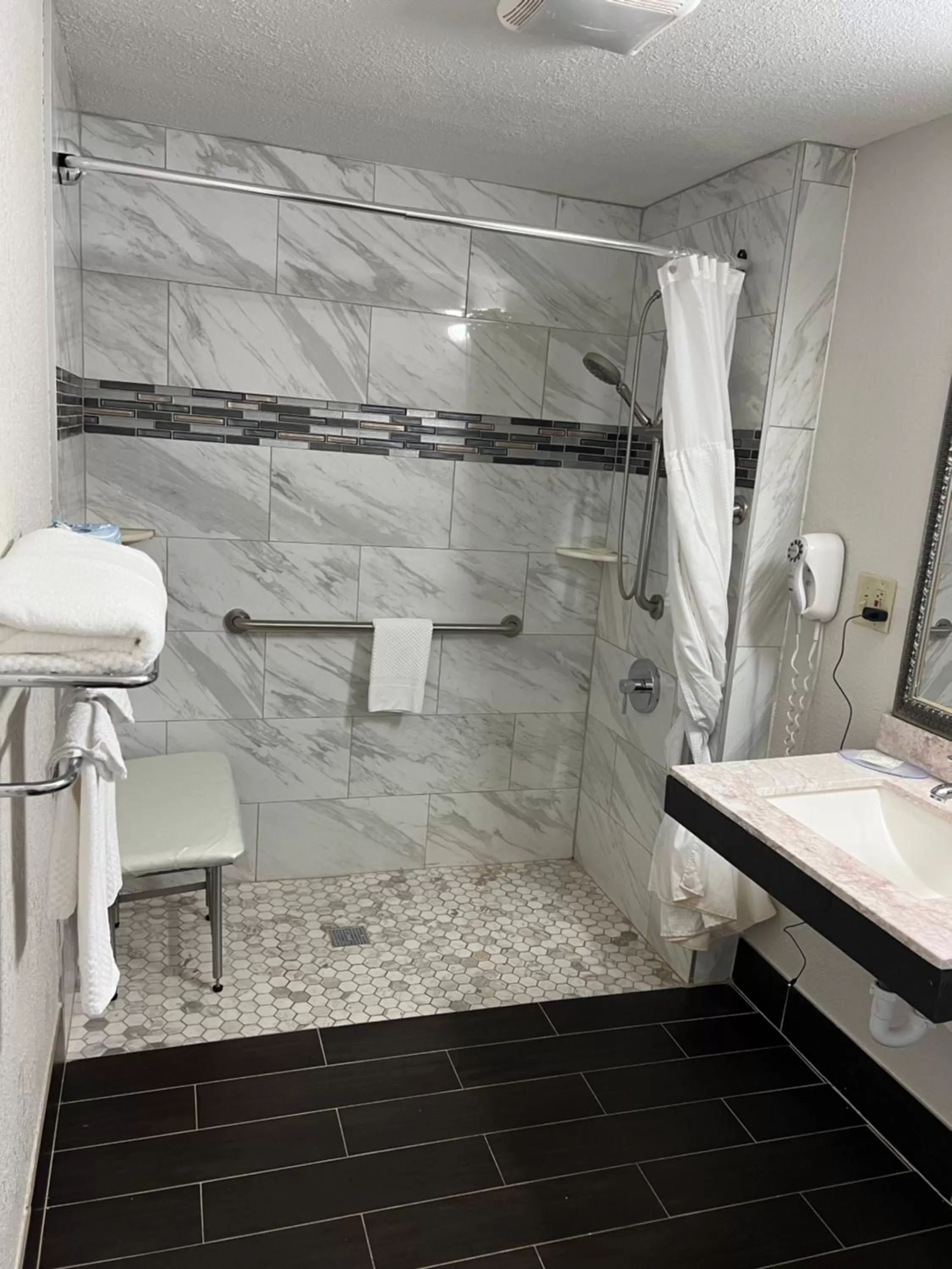 King Room - Accessible/Non-Smoking in Quality Inn Merriam Kansas City