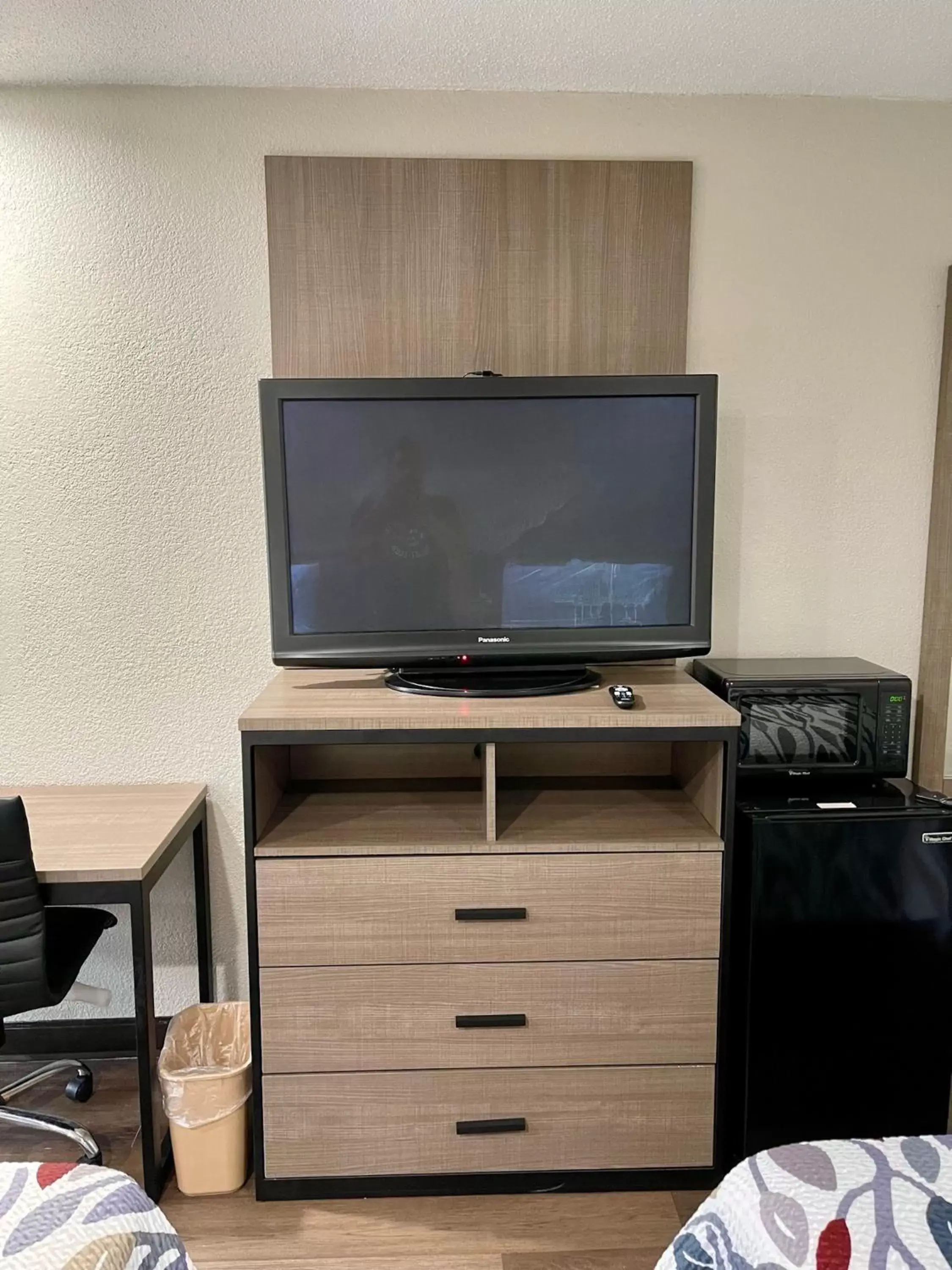 Photo of the whole room, TV/Entertainment Center in Red Roof Inn Lafayette, LA