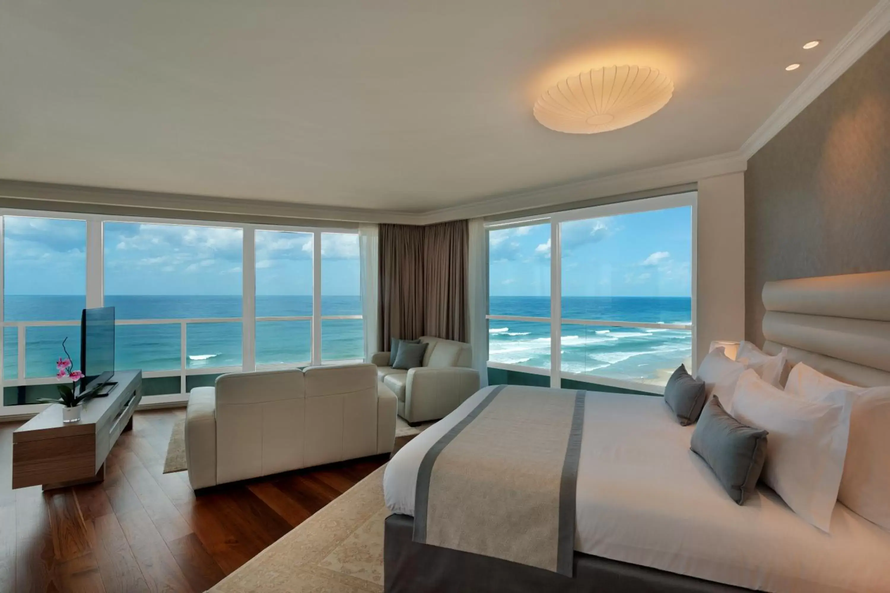 Bed, Sea View in Herbert Samuel Okeanos Suites Herzilya