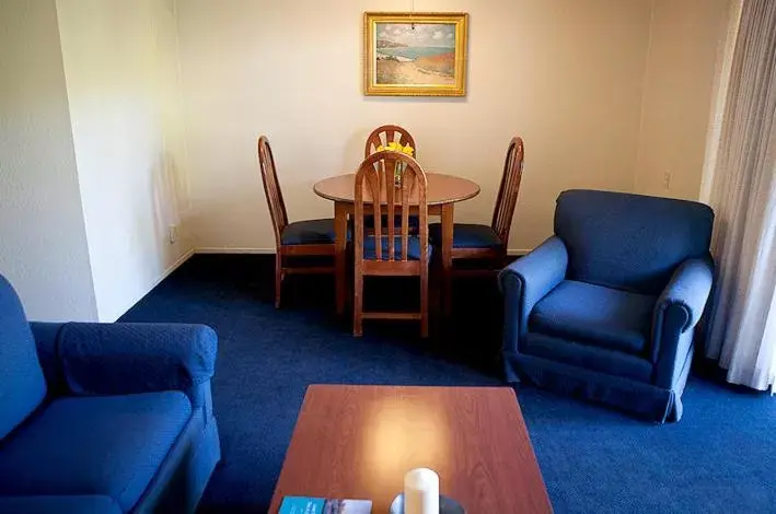 Seating Area in Coral Reef Inn & Condo Suites
