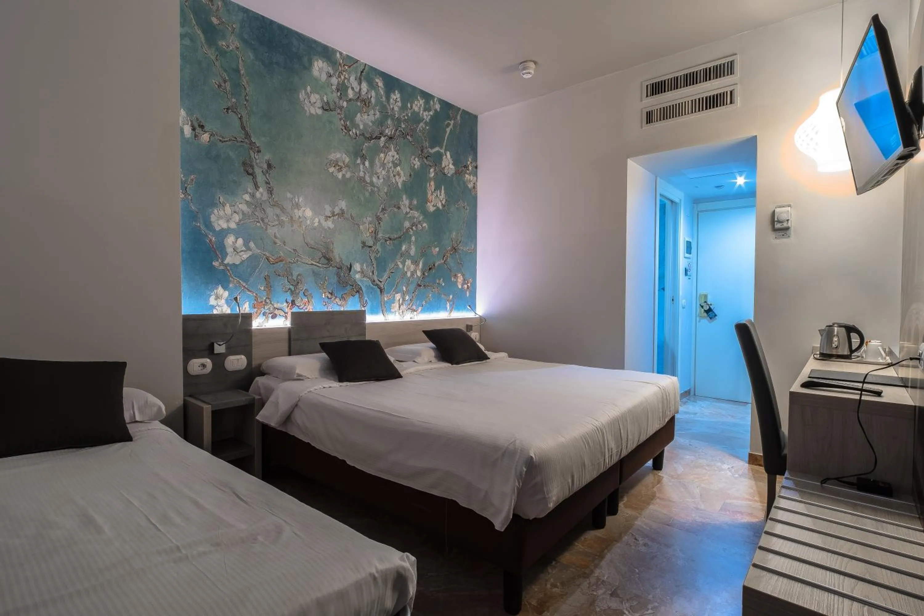 Photo of the whole room, Bed in Canova Hotel