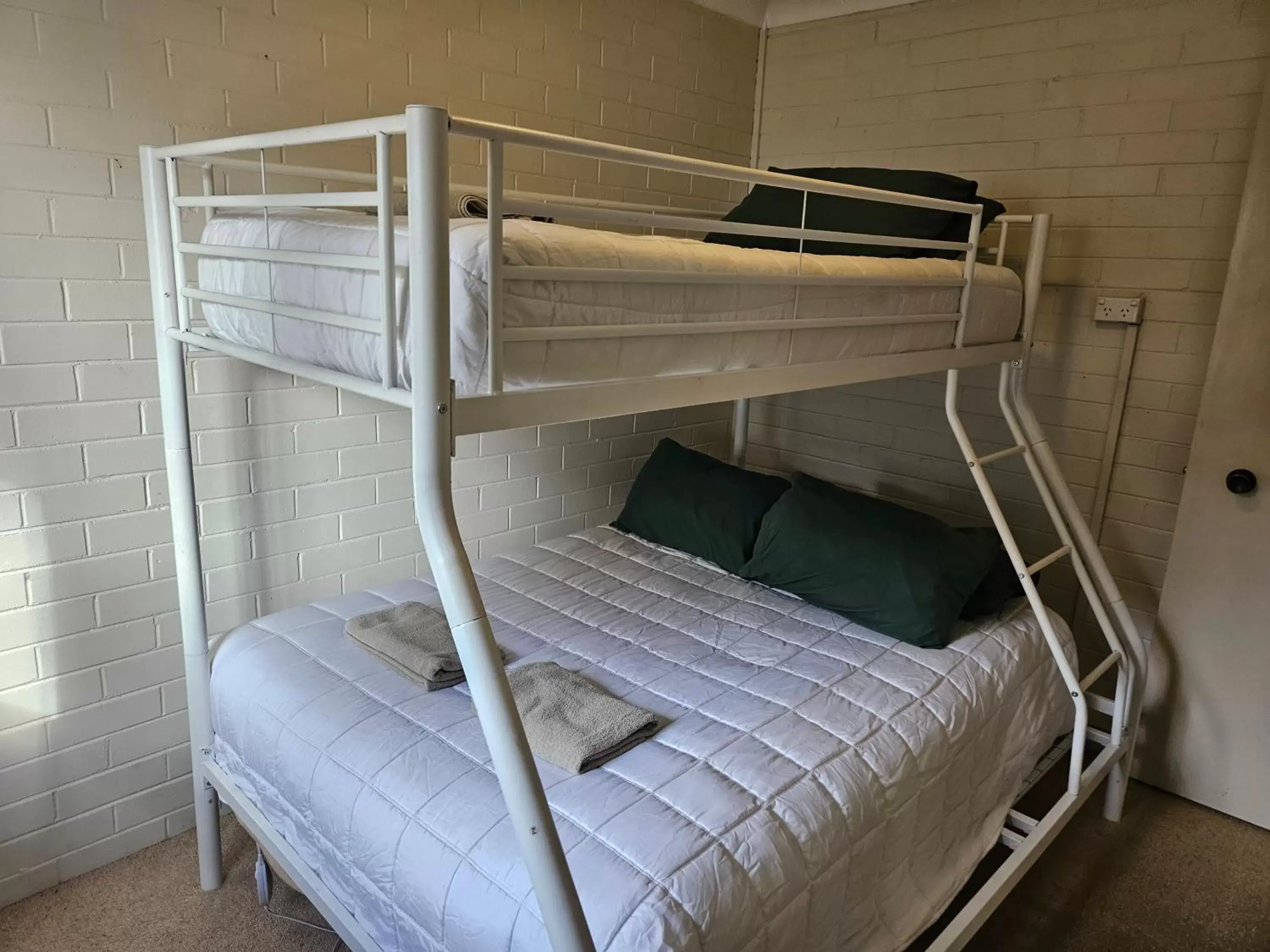 Bed, Bunk Bed in Matthew Flinders Motor Inn