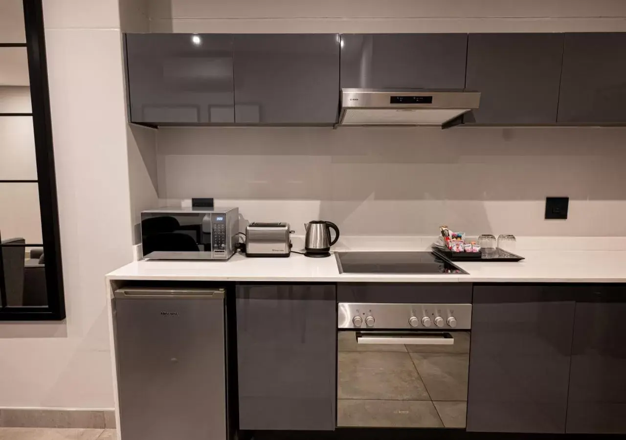 stove, Kitchen/Kitchenette in The Catalyst Apartment Hotel by NEWMARK