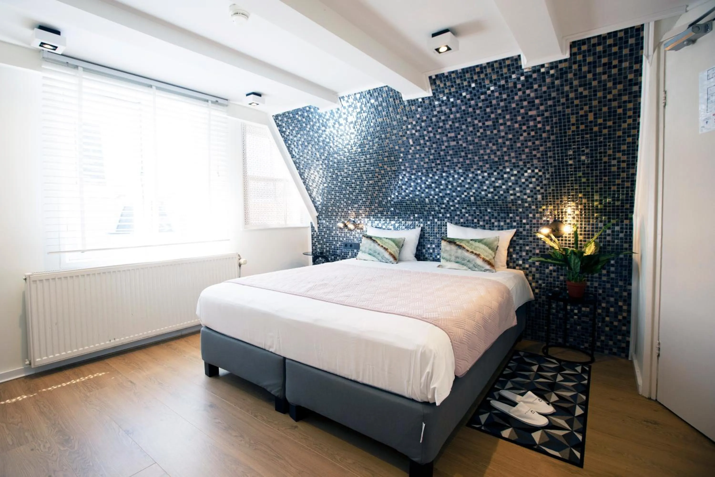 Bed in Quentin Golden Bear Hotel