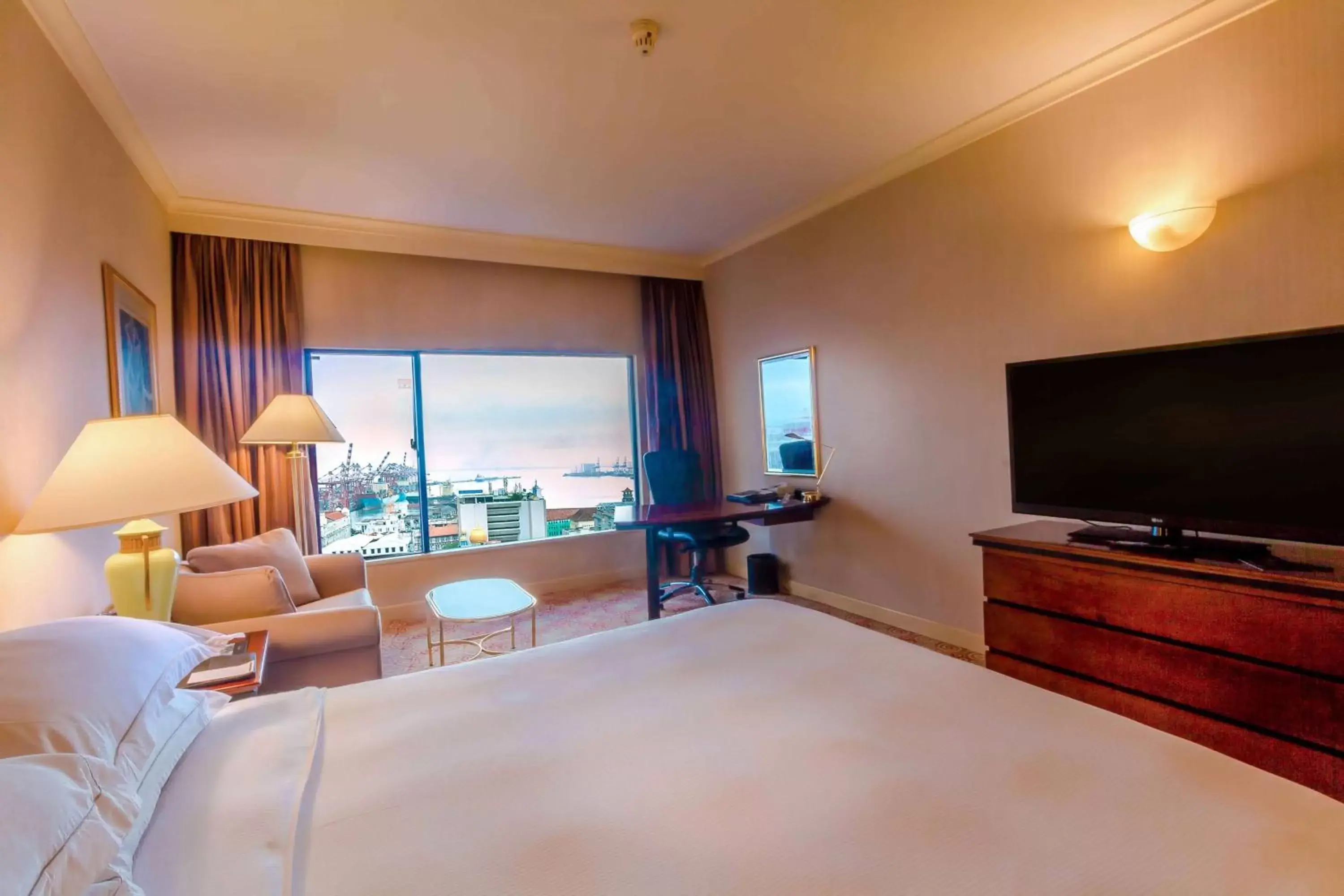 Bed, TV/Entertainment Center in Hilton Colombo Hotel