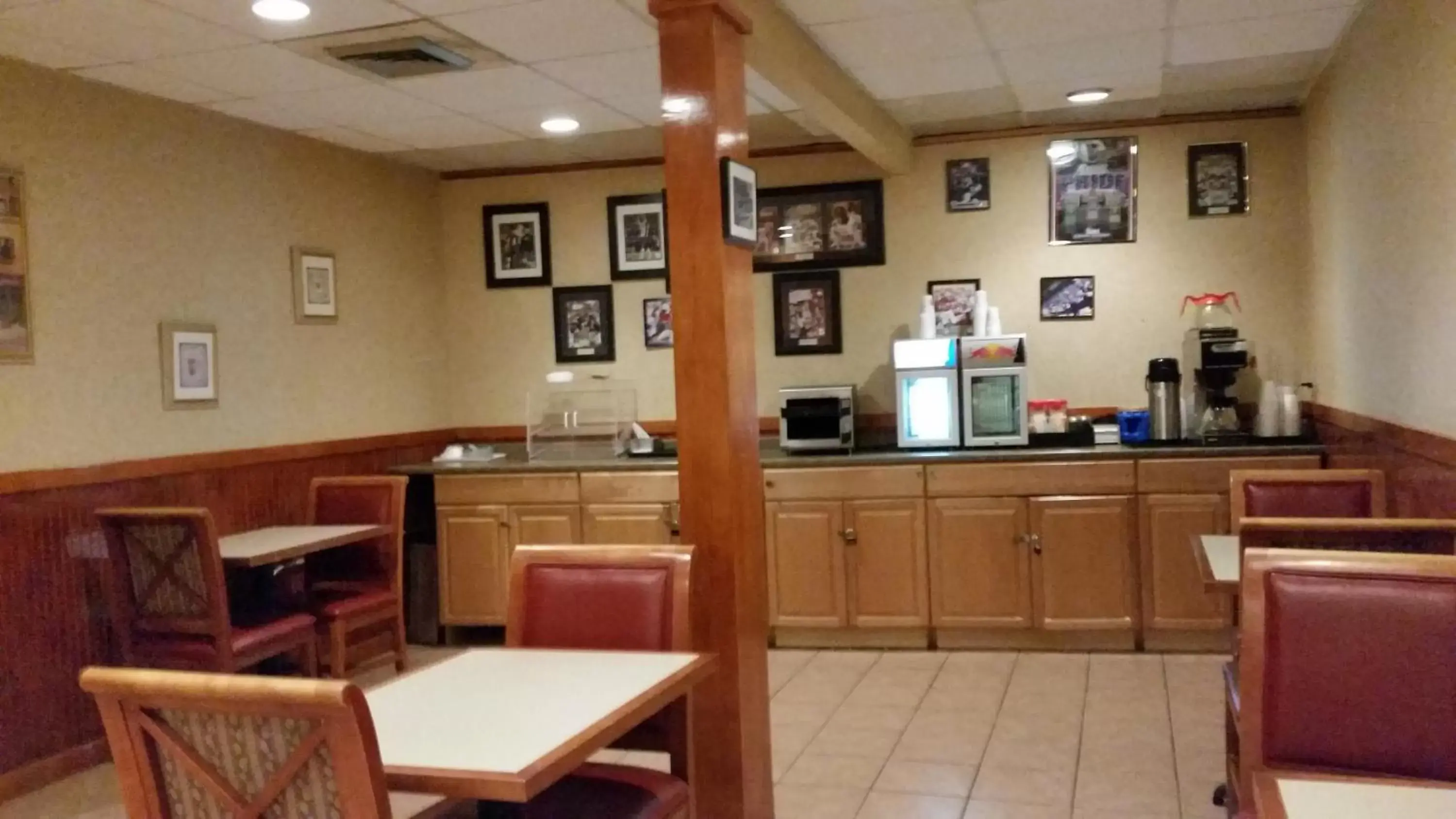 Lounge or bar, Restaurant/Places to Eat in Americas Best Value Inn Foxboro