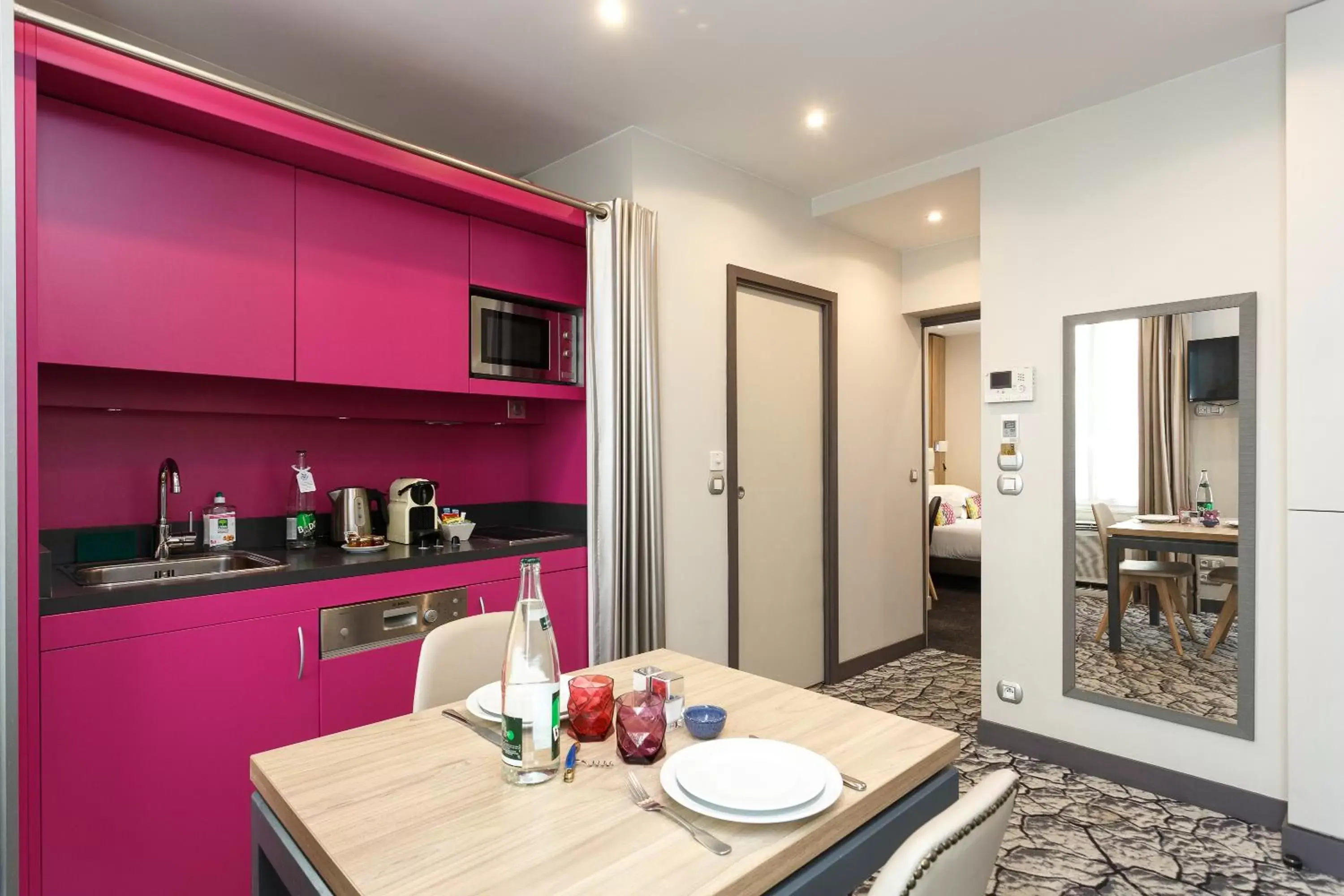 Kitchen or kitchenette, Dining Area in Serotel Suites Opera