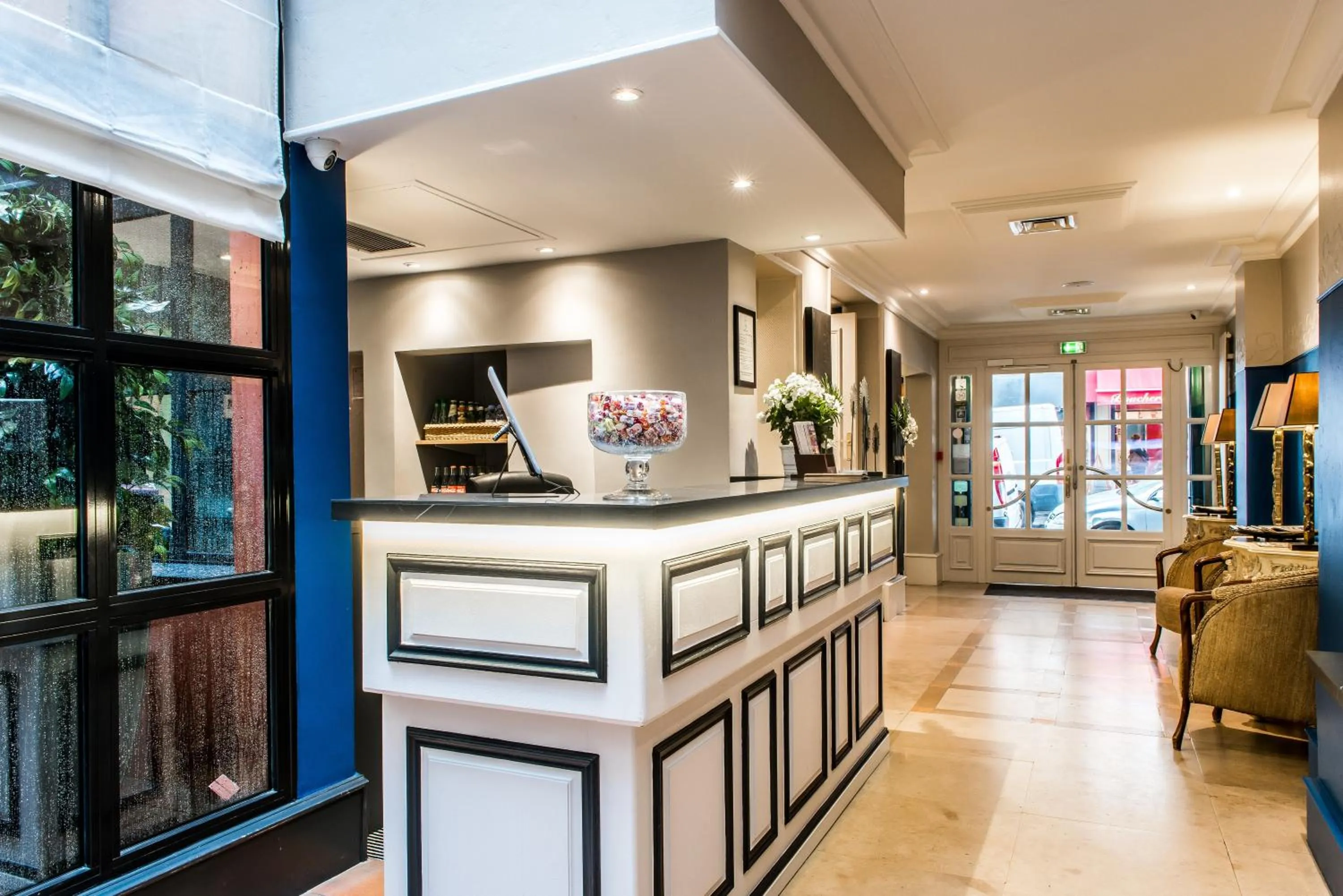 Patio in Hôtel Jardin Le Bréa