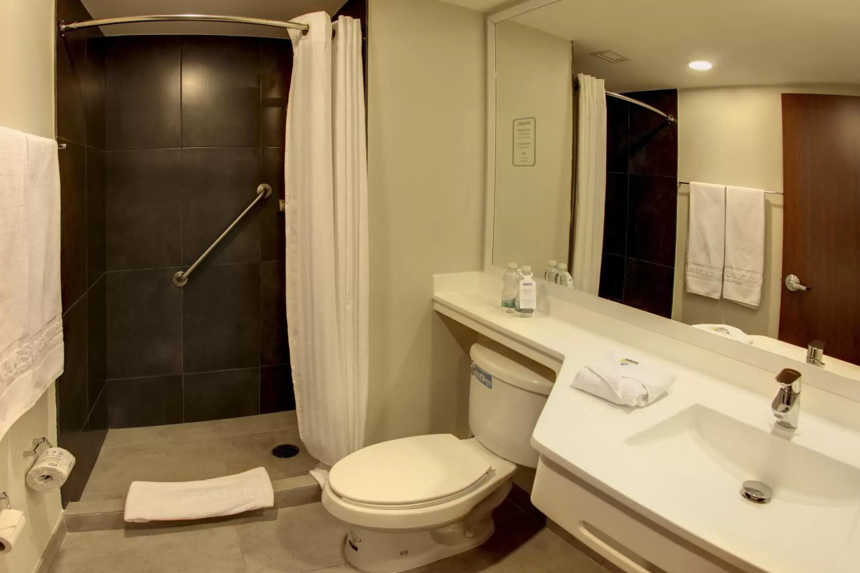 Bathroom in City Express Plus by Marriott Mundo E
