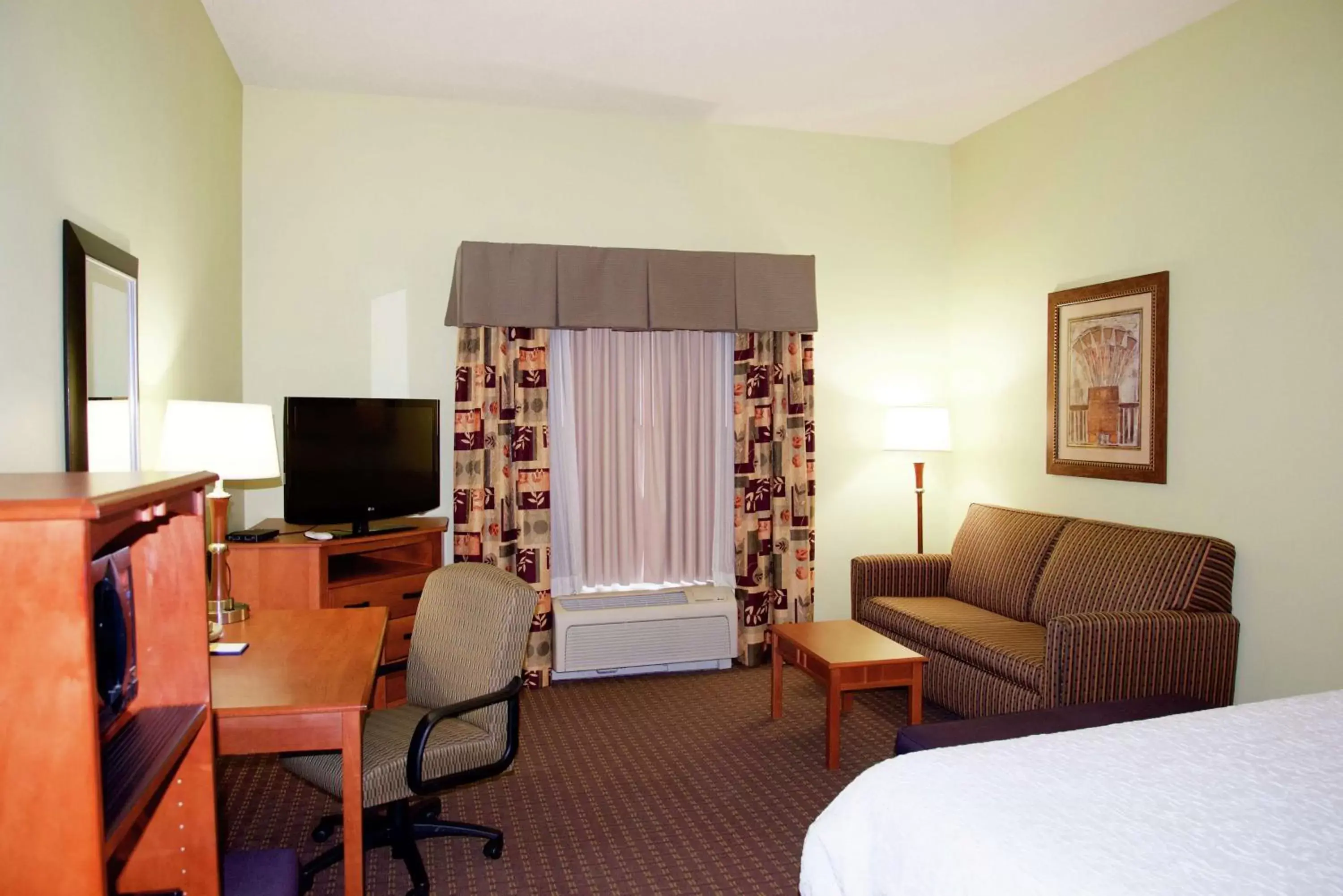 Bedroom, Seating Area in Hampton Inn & Suites Moline-Quad City Int'l Aprt