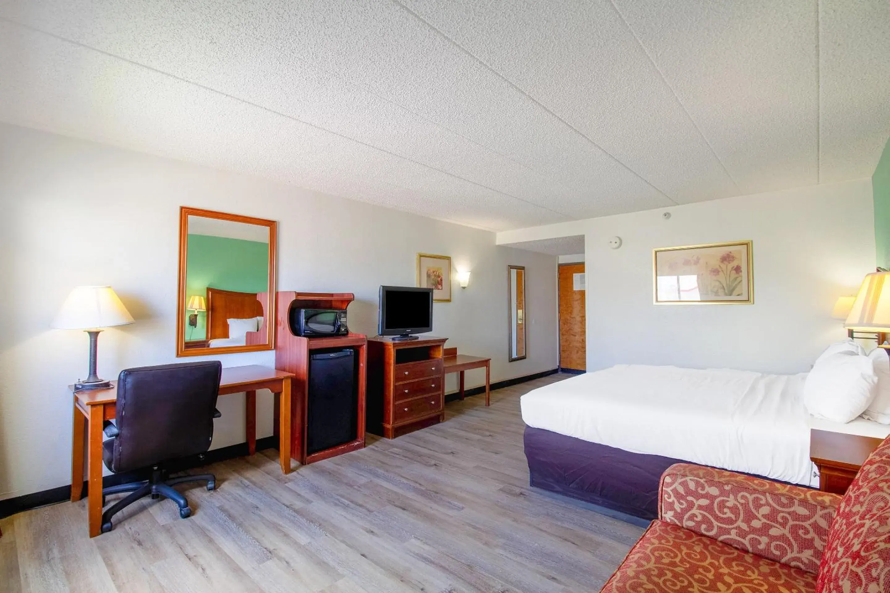 Bedroom, TV/Entertainment Center in Tulsa Square Hotel Central, I-44 By OYO