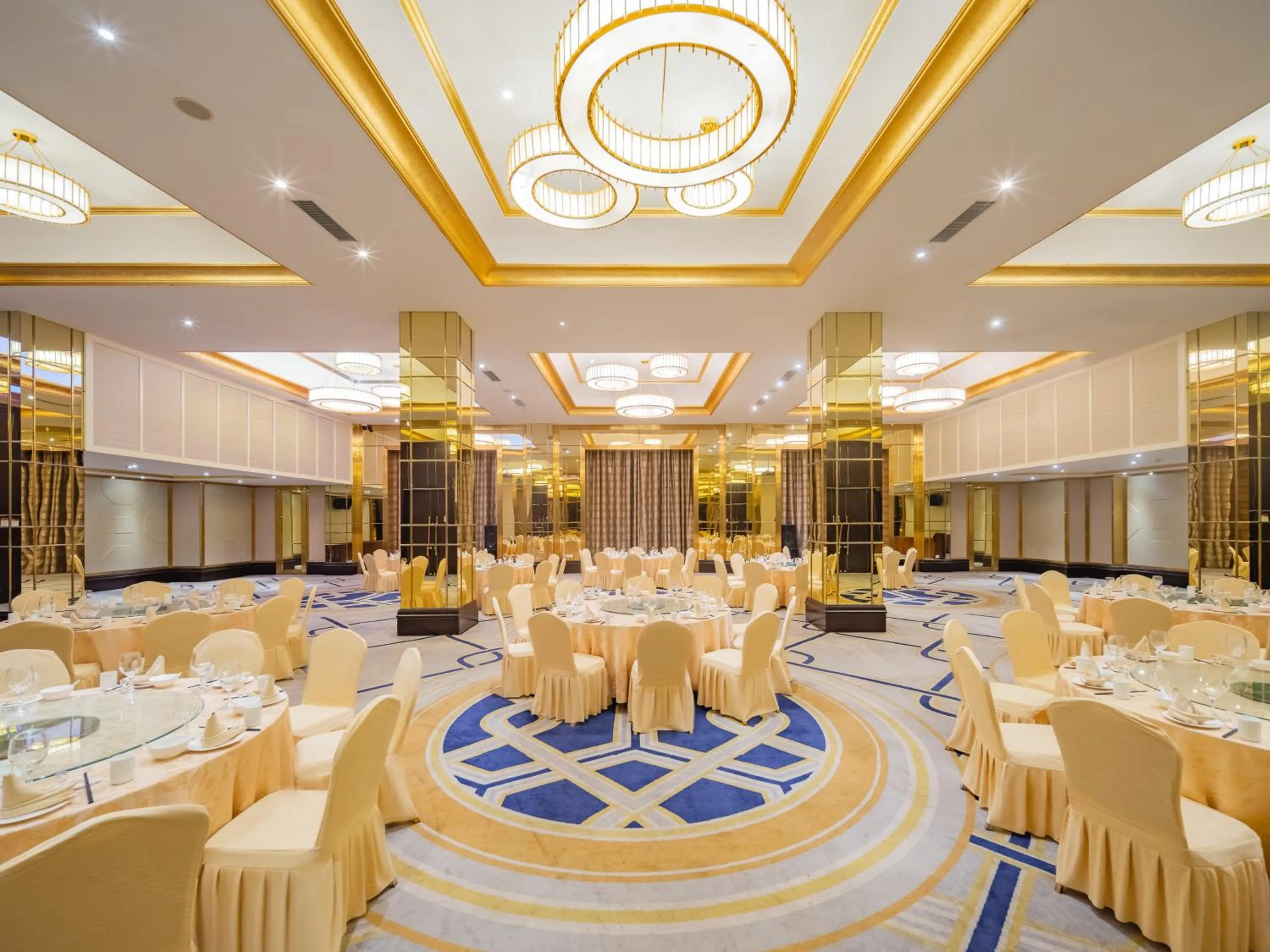 Meeting/conference room in Crowne Plaza Zhengzhou by IHG