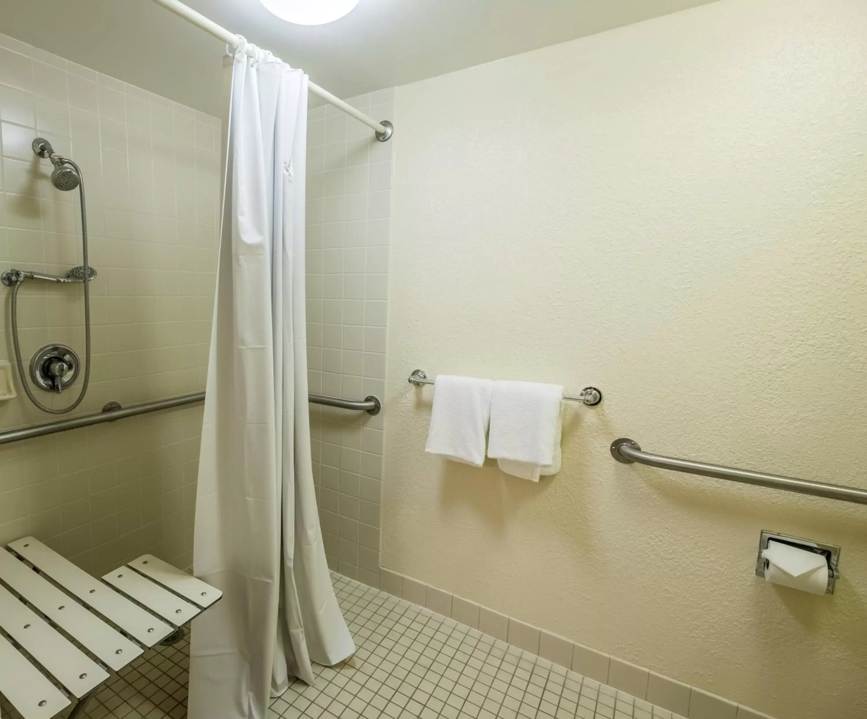 Photo of the whole room, Bathroom in Red Roof Inn Indianapolis South