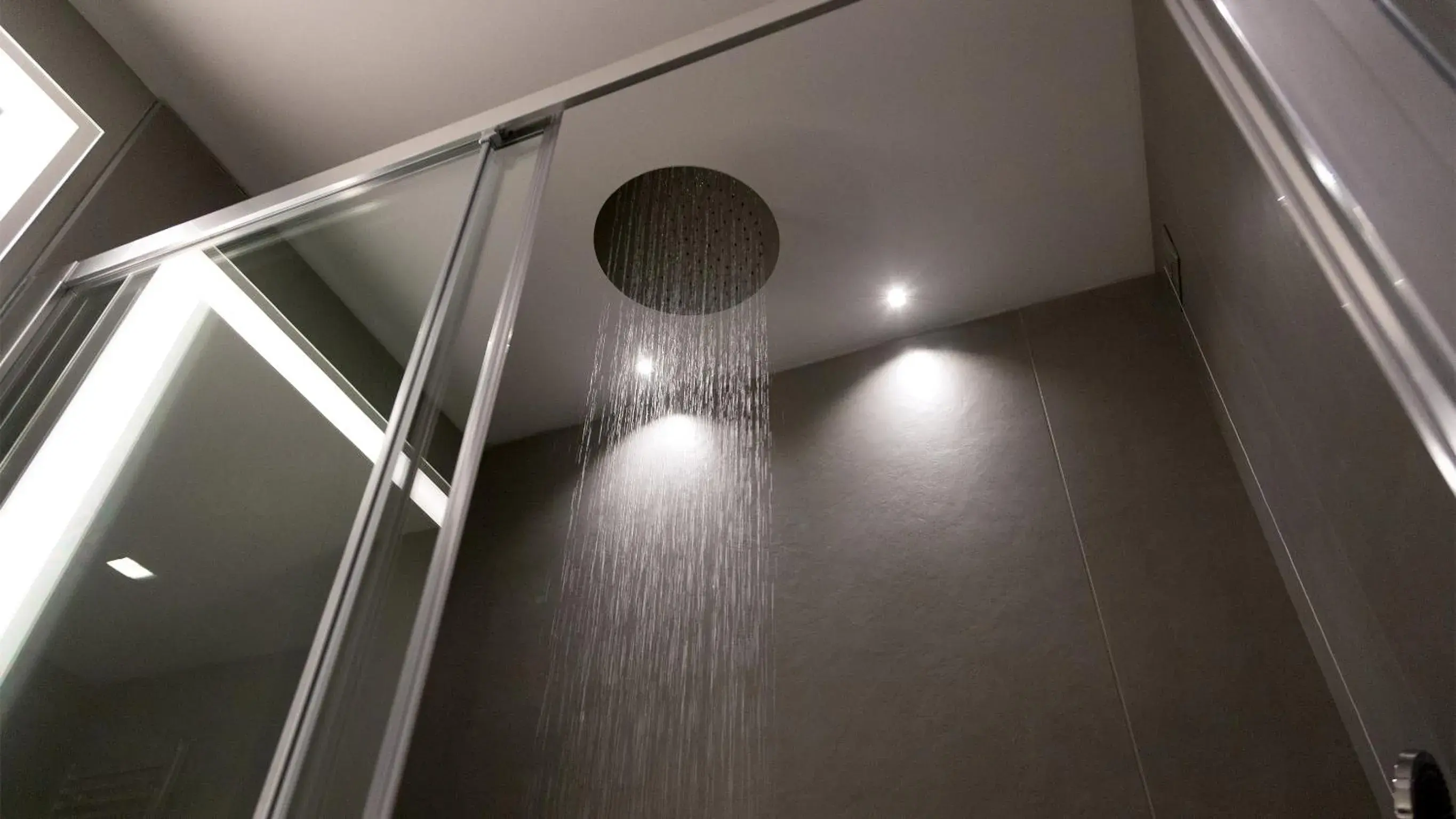 Shower in G Hotel Pescara