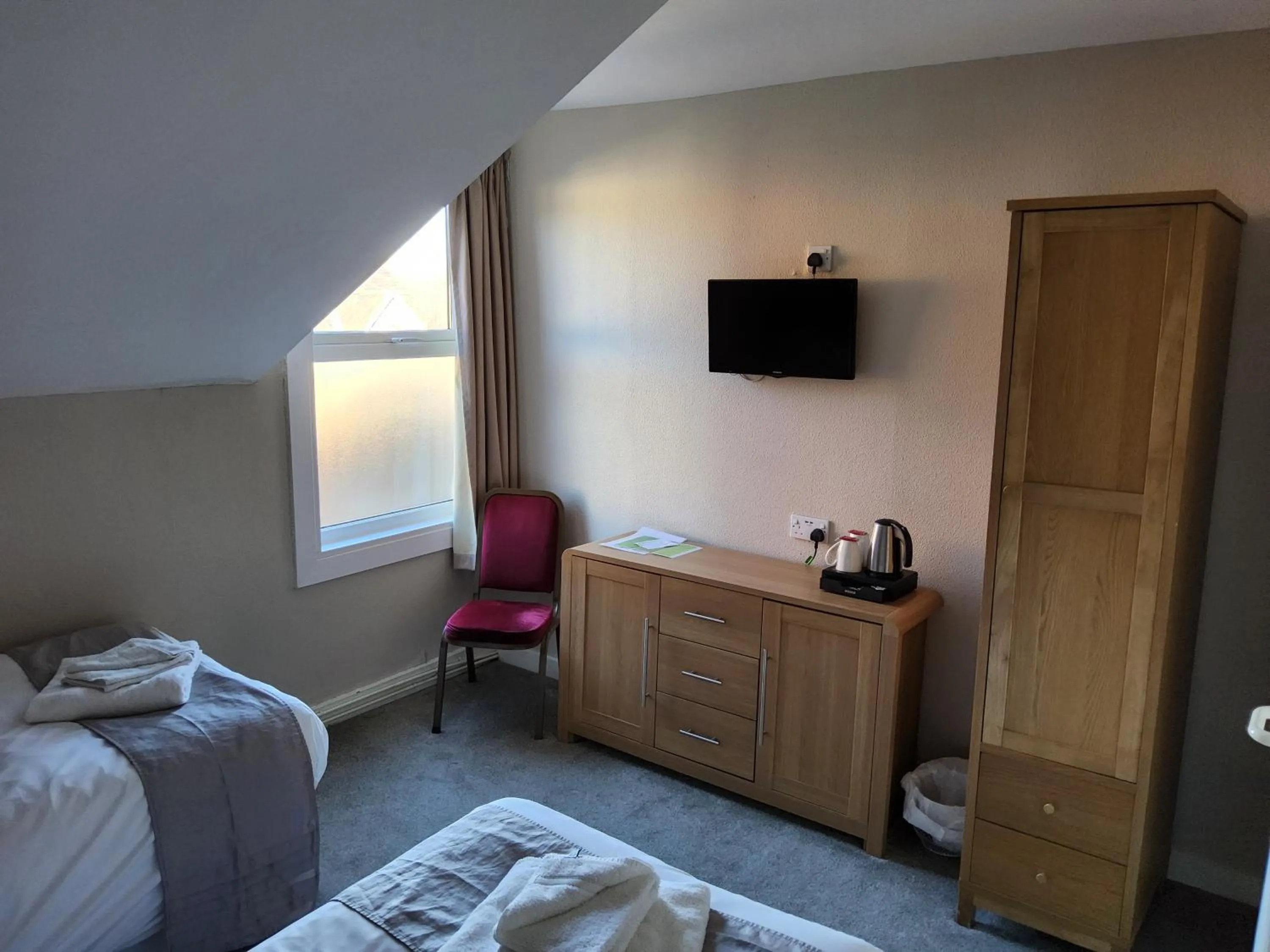 hair dresser, Bed in The Avenue Hotel