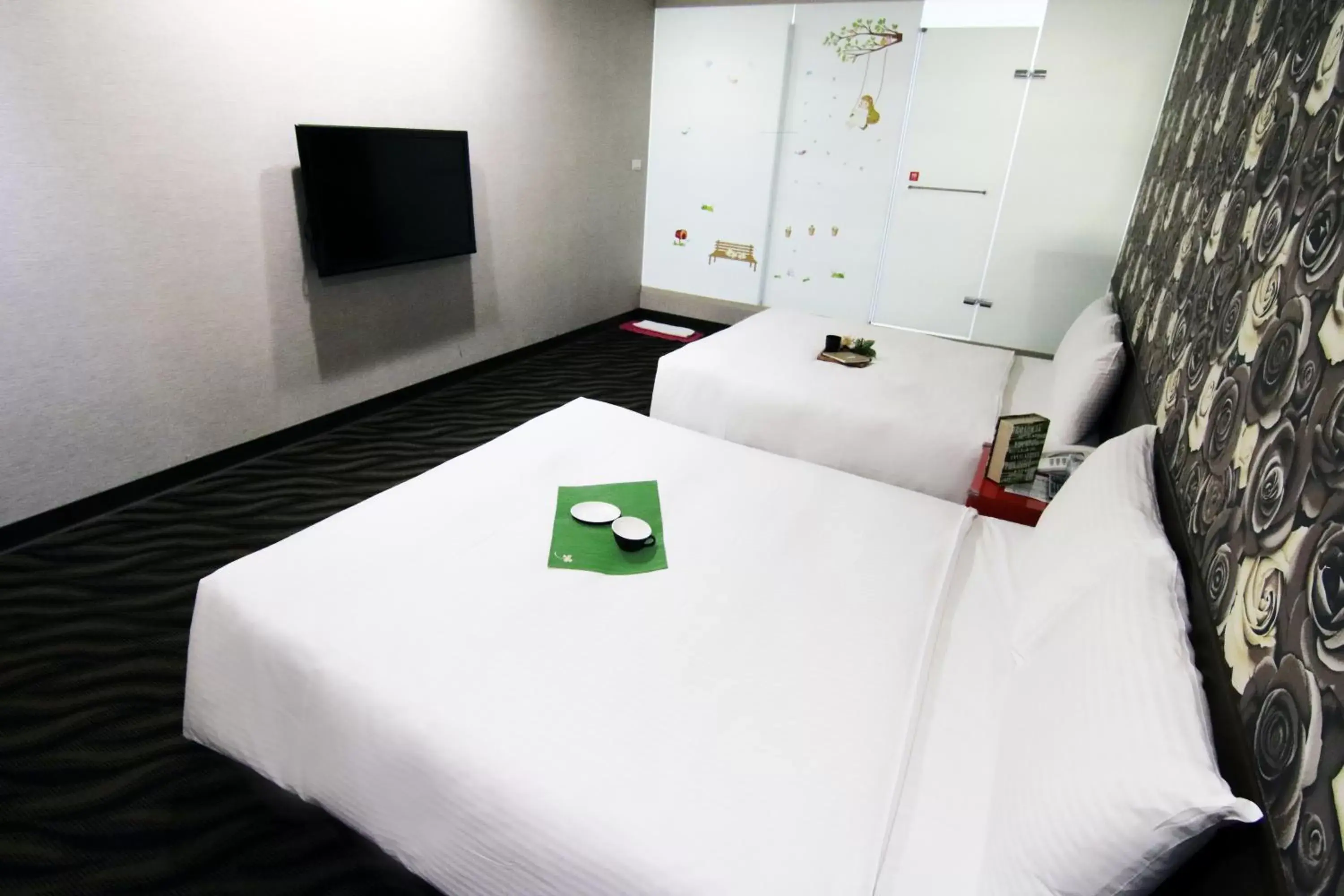Bed, TV/Entertainment Center in LIHO Hotel Tainan