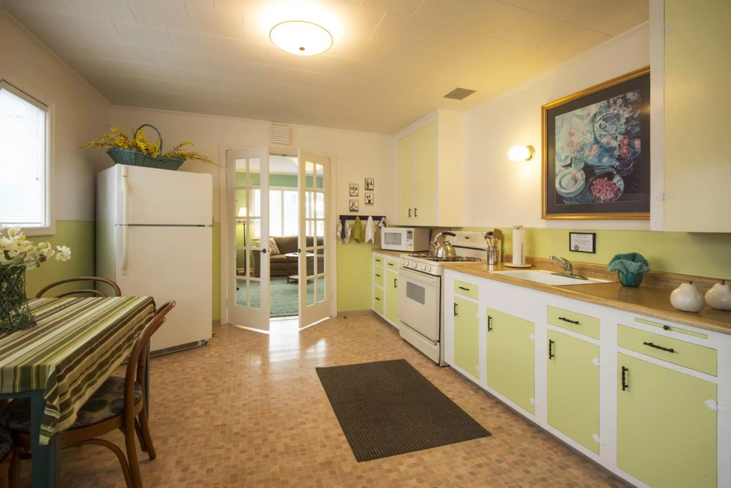 Kitchen or kitchenette, Kitchen/Kitchenette in Beachside Inn