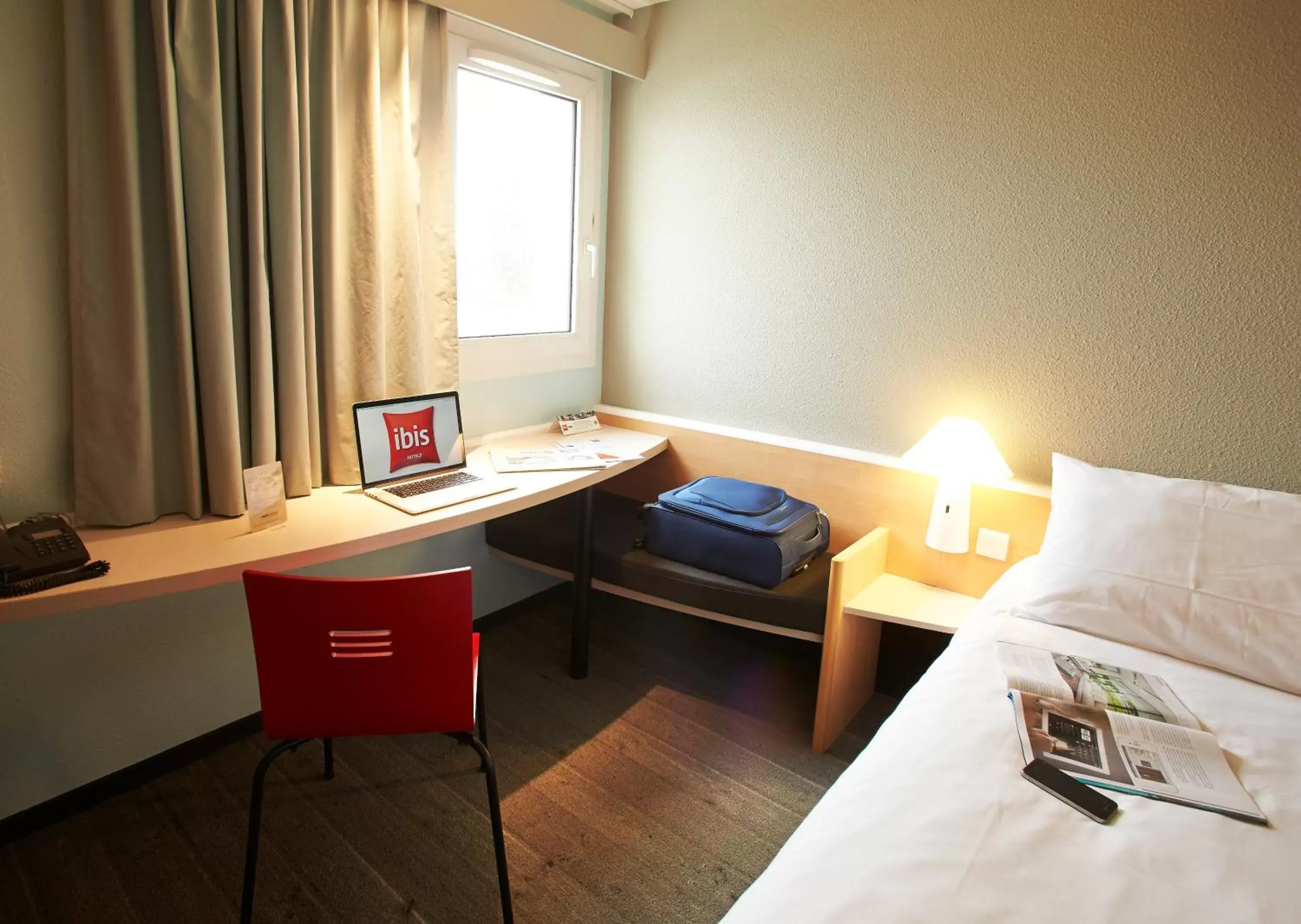 Seating area, Room Photo in Ibis Auray