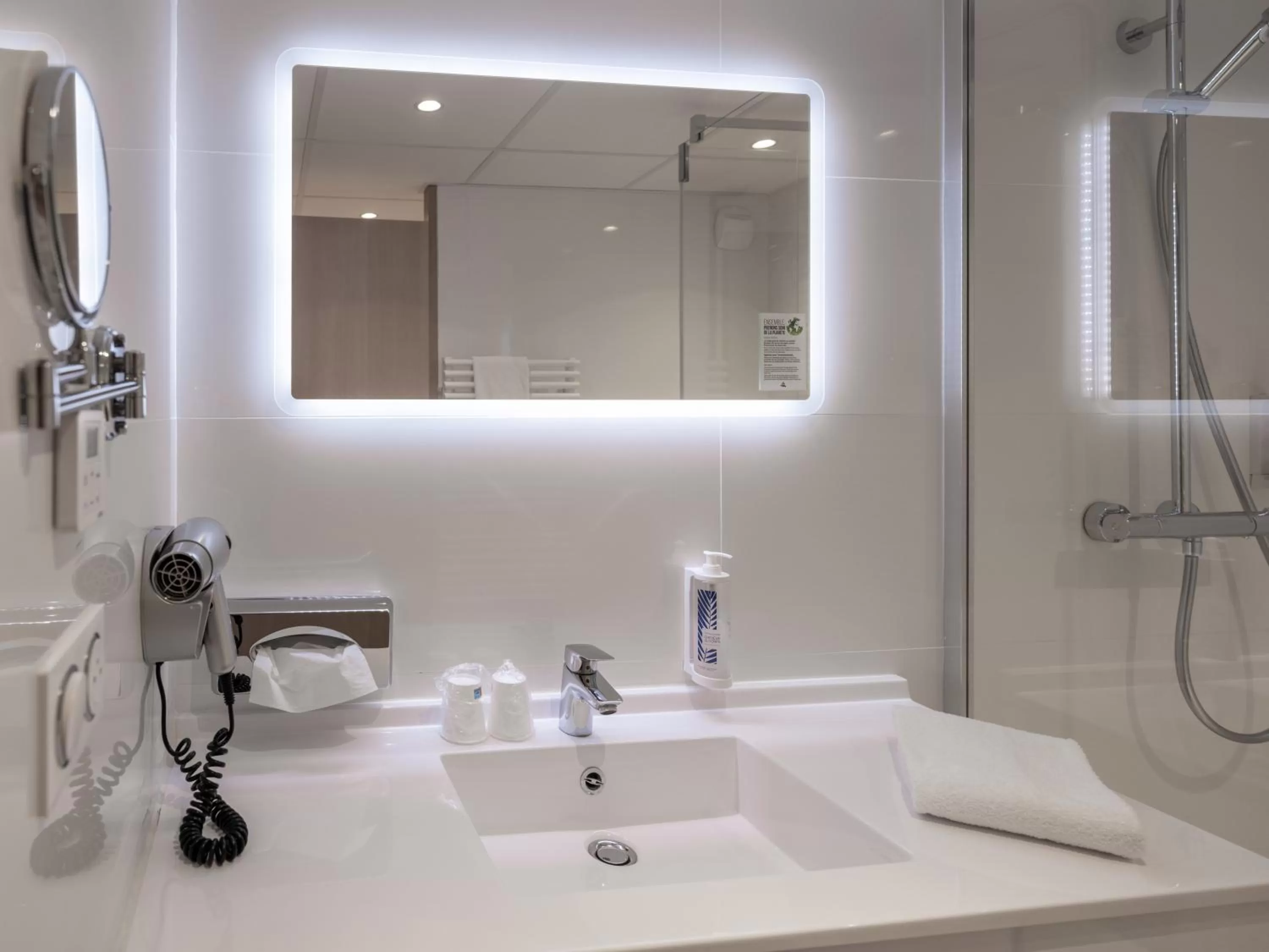 Bathroom in Westotel Nantes Atlantique