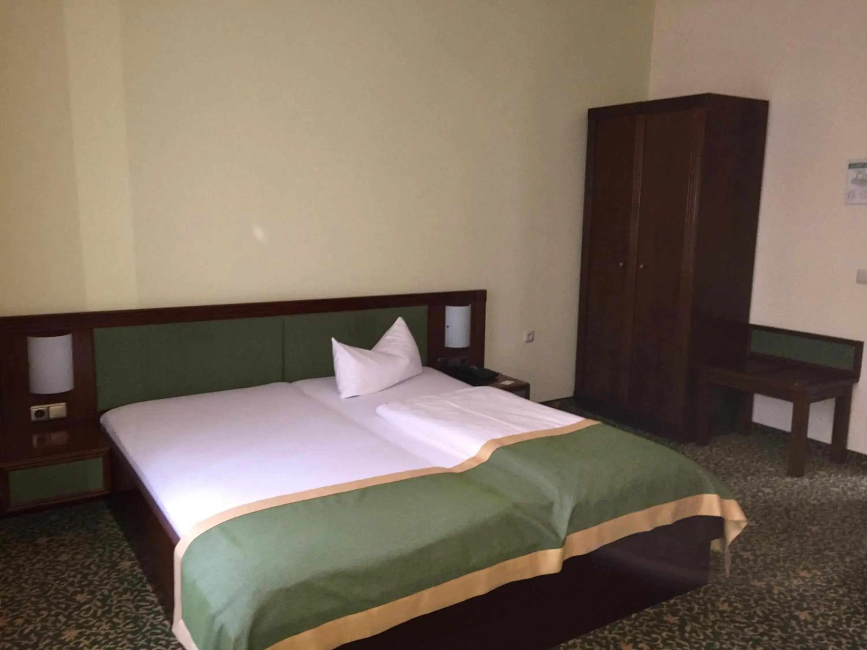 Bed in Parkhotel Zirndorf